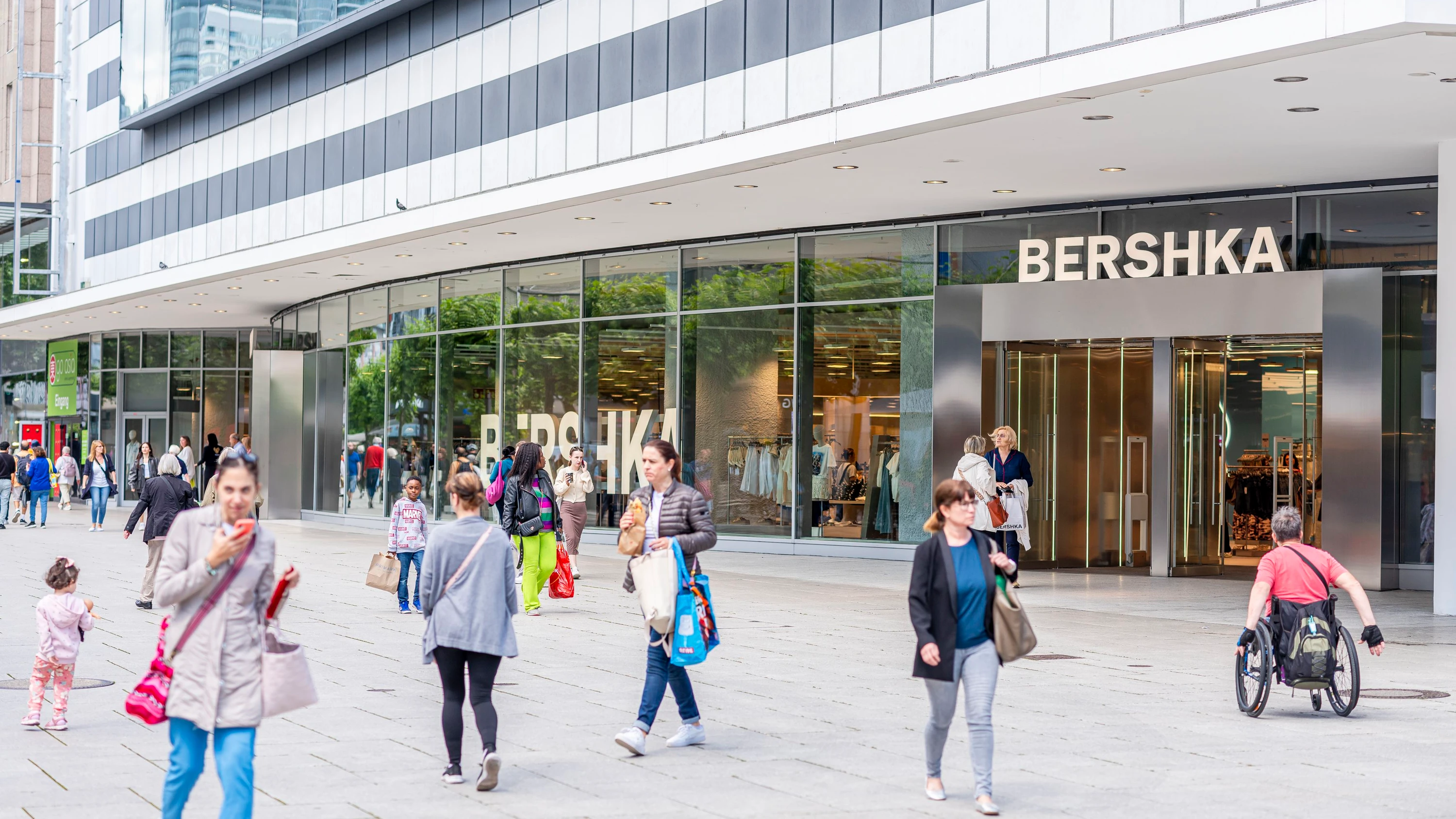 Umbau beginnt: Das ehemalige Karstadt-Haus an der Frankfurter Zeil wird in den nächsten beiden Jahren revitalisiert. Die Modekette Bershka, die Zwischenmieter war, ist bereits ausgezogen. - Michael Braunschädel