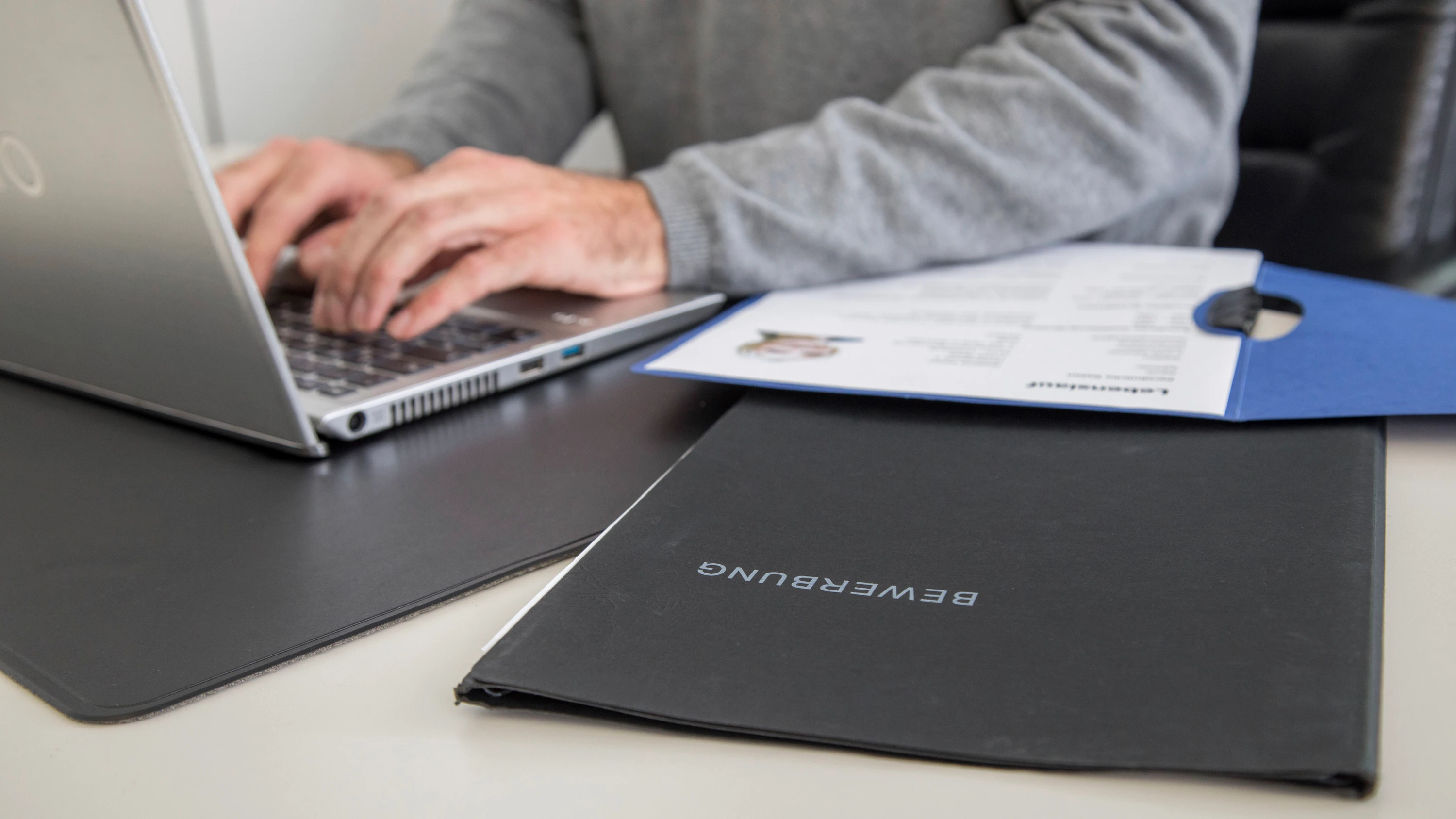 Die Karrierefrage: Welcher Lebenslauf überzeugt die KI? Die Karrierefrage: Welcher Lebenslauf überzeugt die KI?