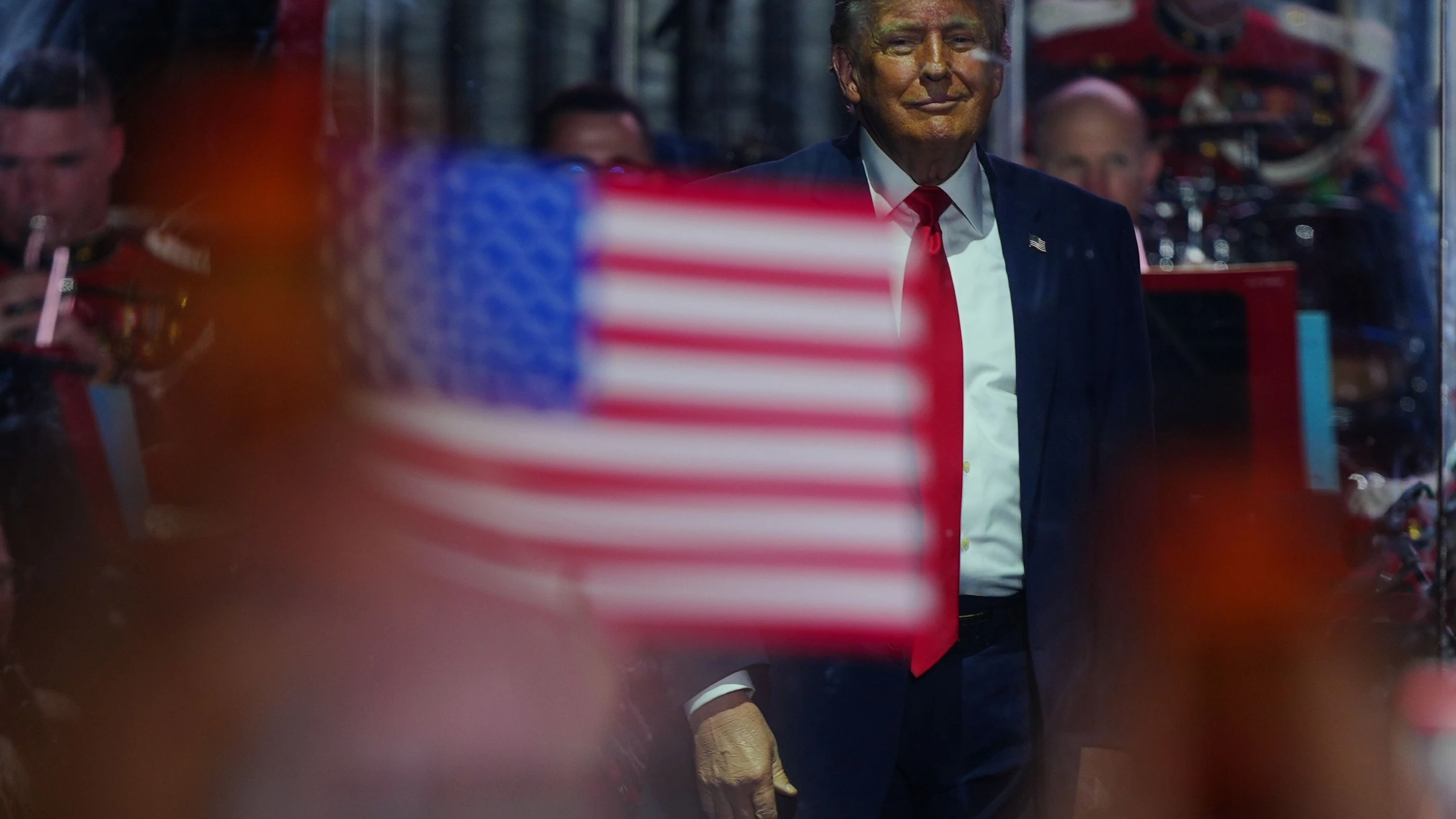 24.06.2026, USA, Washington: US-Präsident Donald Trump steht auf der Bühne, nachdem er bei der Eröffnung der