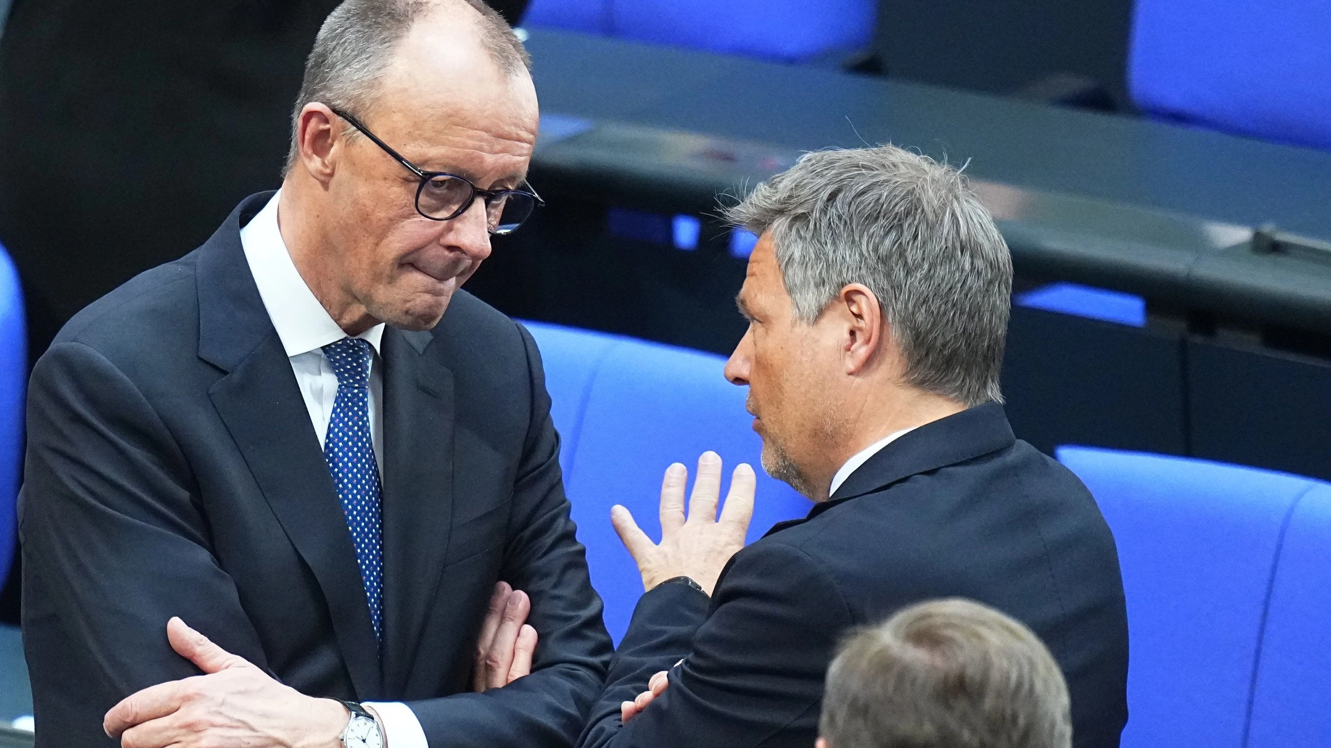 Liveblog Bundespolitik: „Drecks Suffkopf“ und „kleiner Nazi“: Merz hat hunderte Strafanzeigen gestellt Liveblog Bundespolitik: „Drecks Suffkopf“ und „kleiner Nazi“: Merz hat hunderte Strafanzeigen gestellt