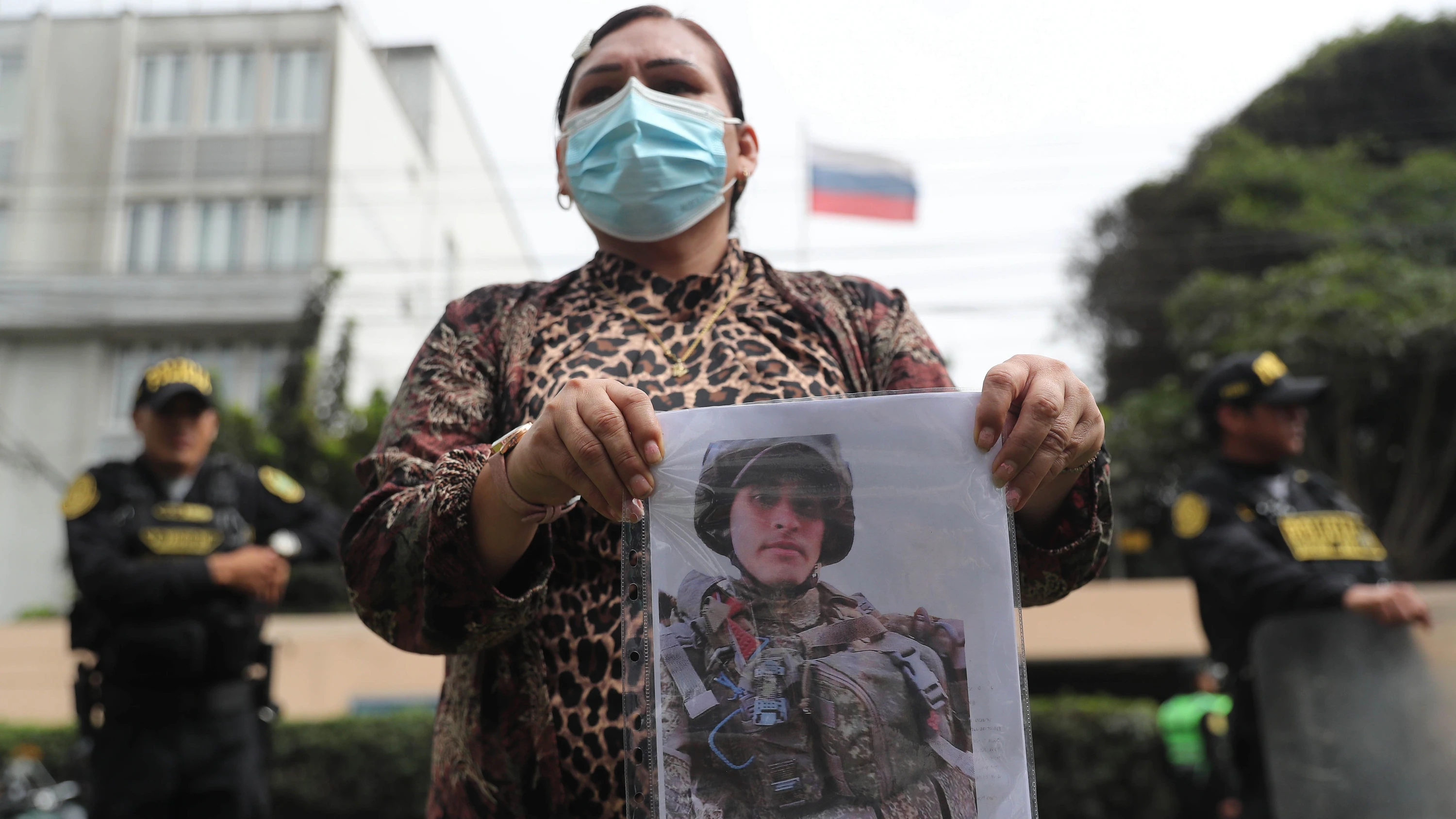 Eine Frau fordert vor der russischen Botschaft in Lima, Peru, die Rückkehr eines Angehörigen, der offenbar von Russland in den Krieg geschickt wurde. - EPA