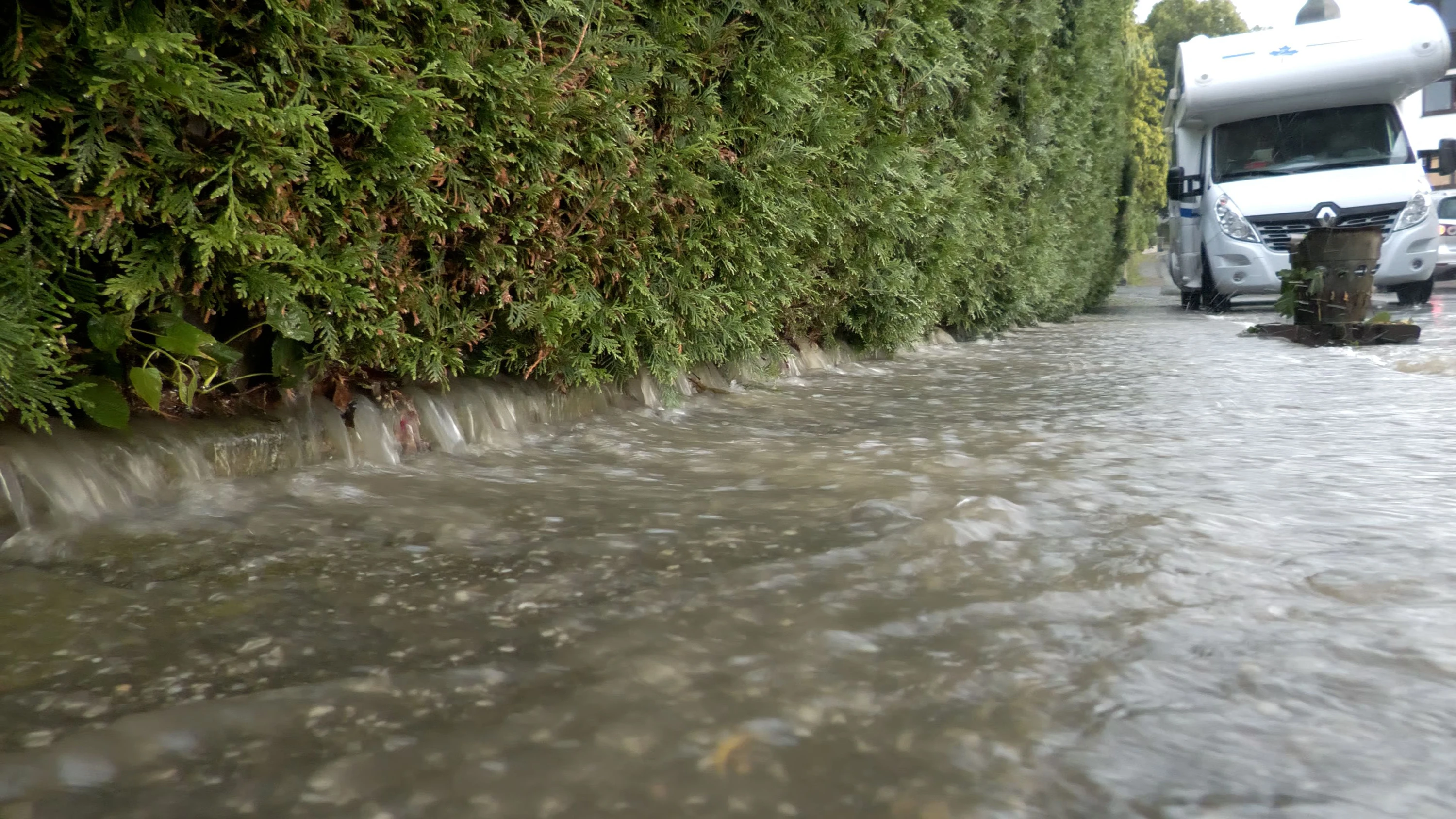 Unwetter über Deutschland: Schweres Hochwasser in Rheinland-Pfalz – Verletzte durch Blitzeinschlag bei Rastatt