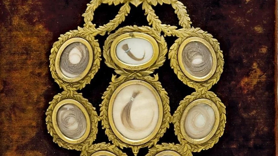 Für 15.200 Euro brutto in ein Museum: gerahmte Haarlocken der späteren Kaiserin Sisi und ihrer Geschwister - Scheublein