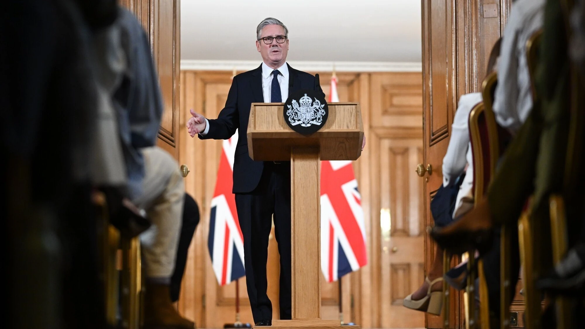 Der britische Premierminister Keir Stamer kündigt das Social-Media-Verbot bei einer Pressekonferenz an. - EPA