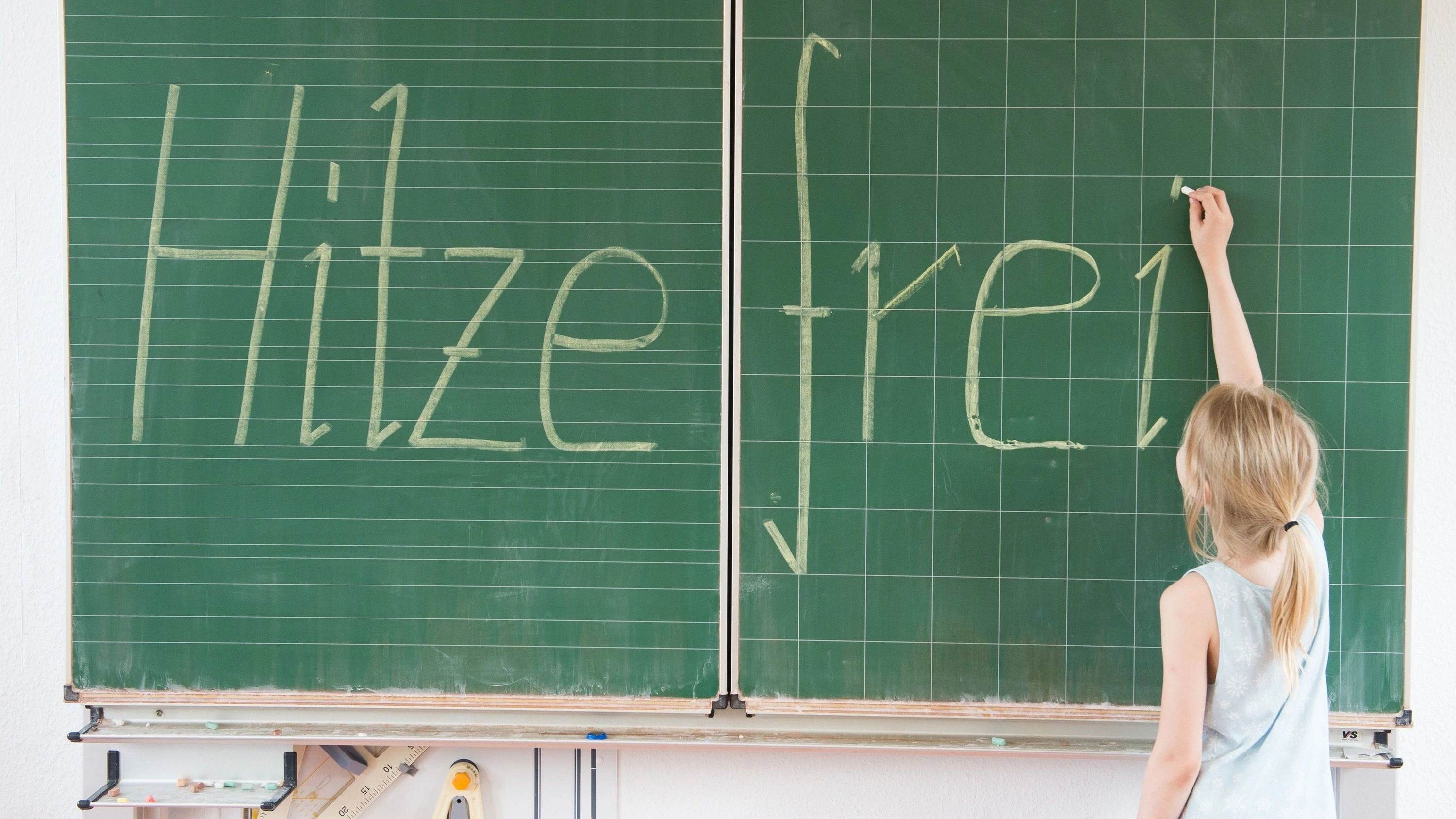 Kinder haben eine einfache Lösung für die Hitzetage: eine Schülerin einer 2. Klasse schreibt sie gerne an die Tafel. - ZB