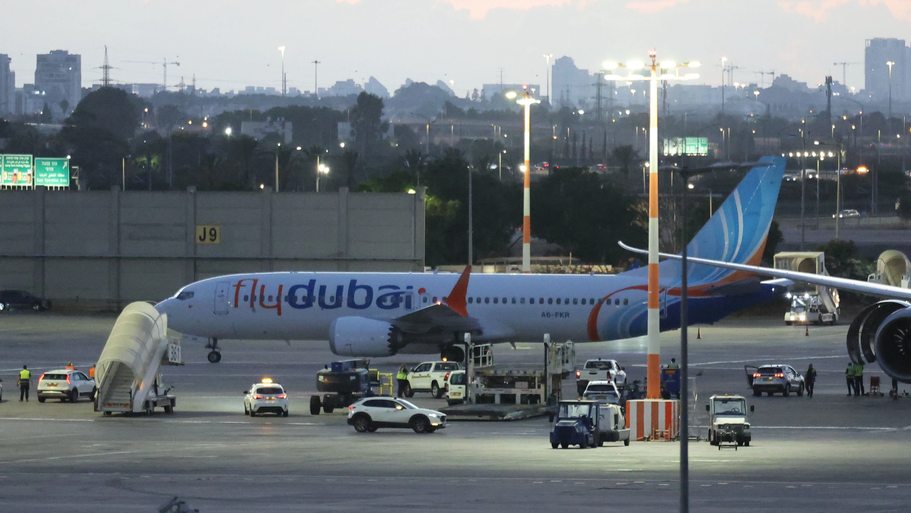Das Flugzeug von Flydubai nach der Landung am Flughafen von Tel Aviv. - EPA