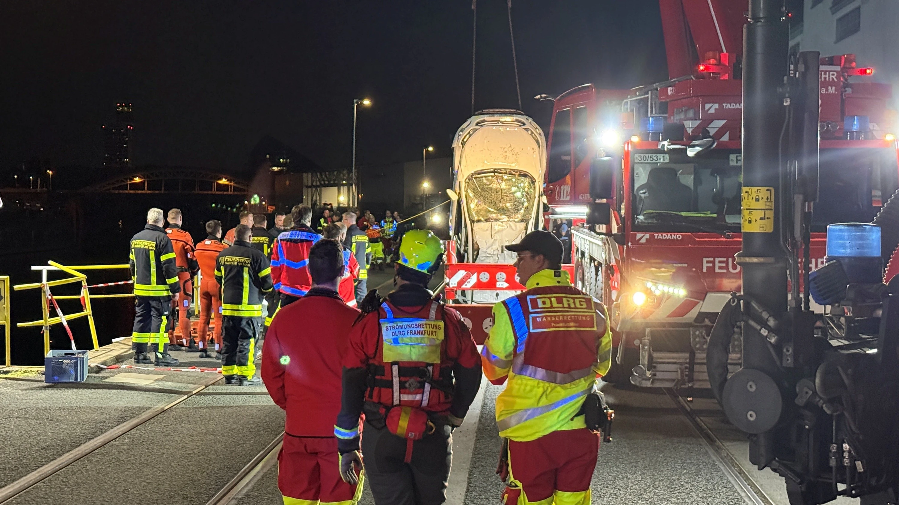 Firefighters Rescue Two Injured Teens After Car Sinks in Frankfurt’s Main River