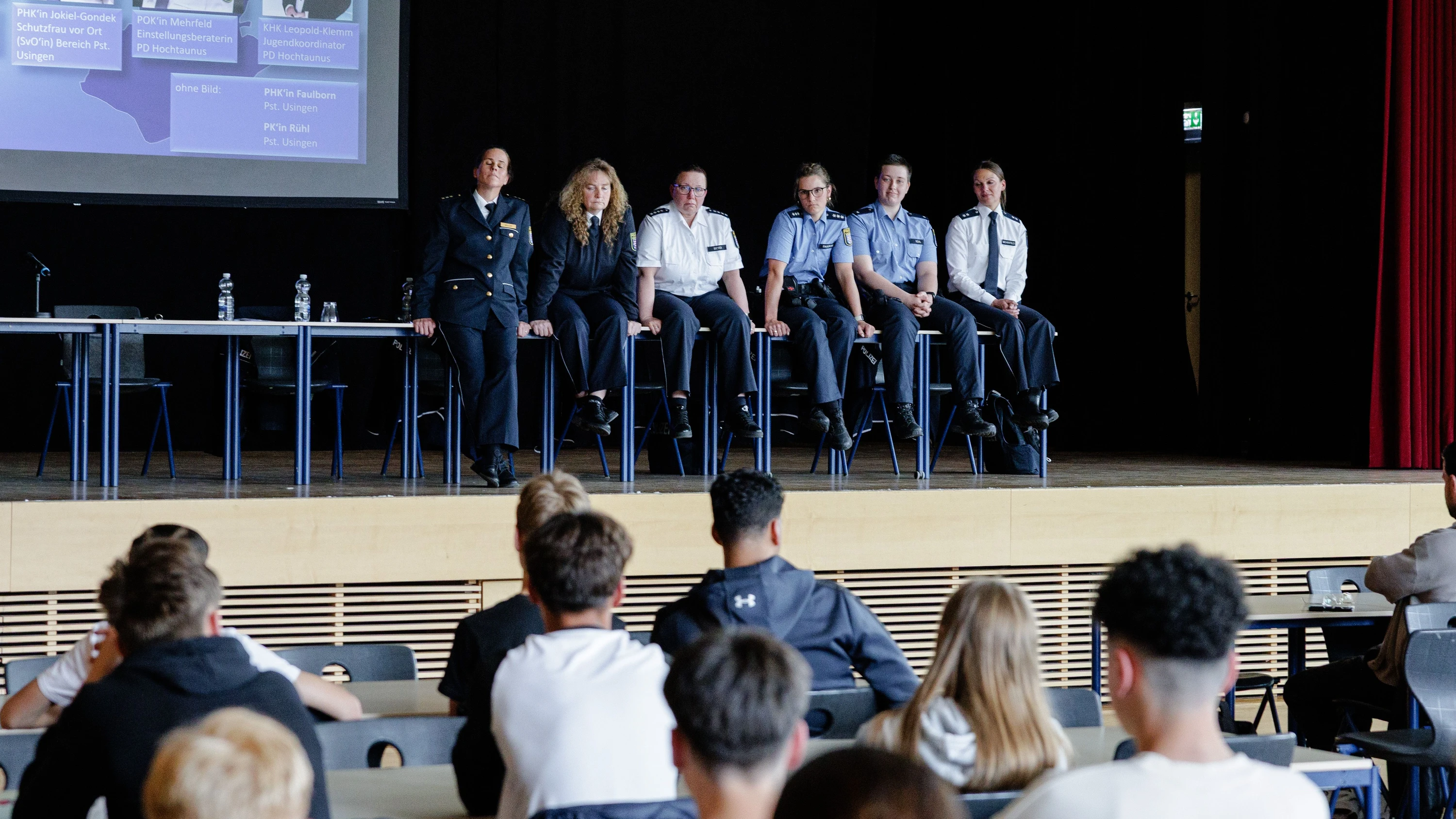 „Cops im Dialog“: Polizeibesuch in der Aula