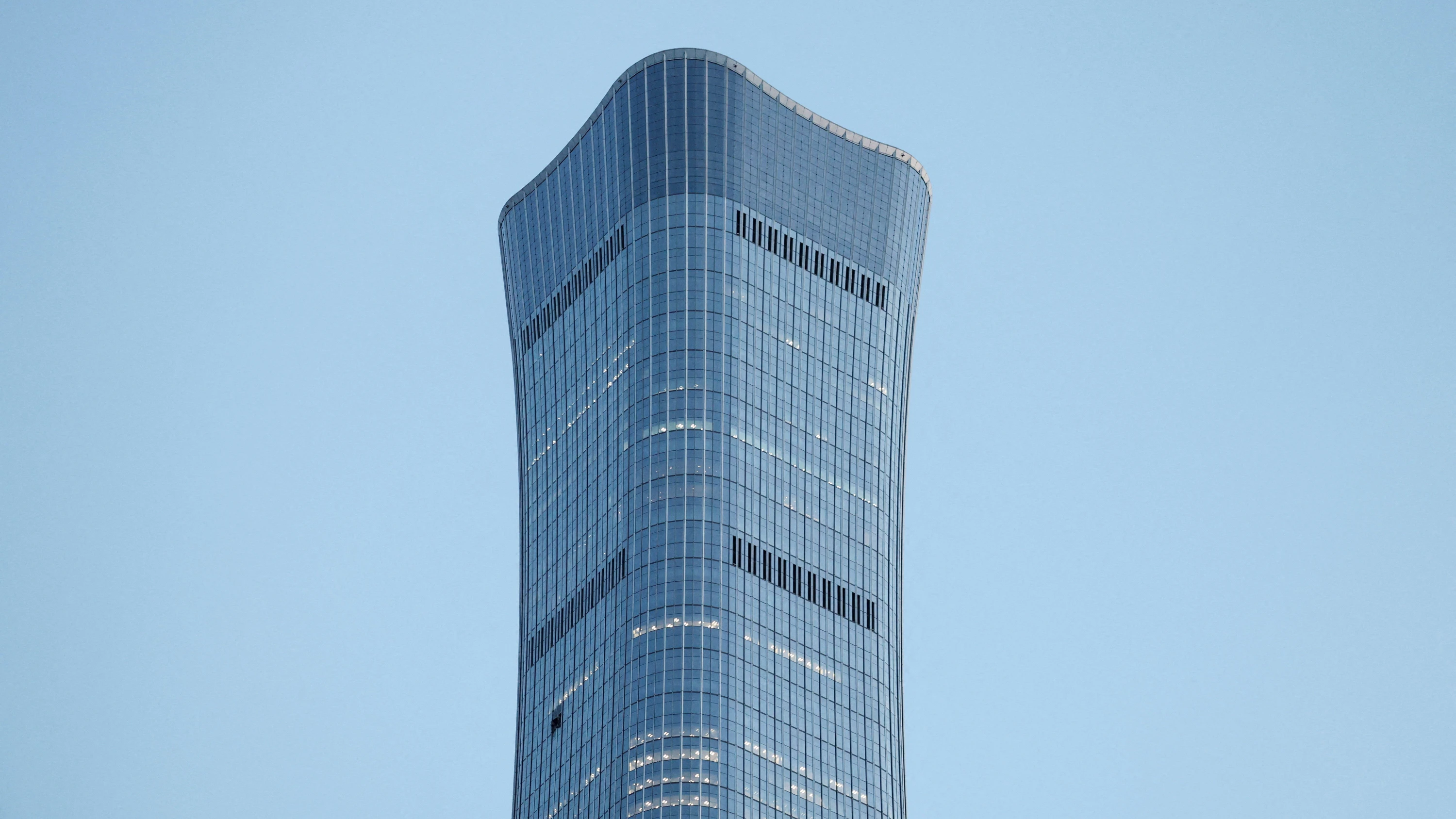 Der Citic Tower vergangene Woche mit dem Einschlagsloch in Peking - Reuters