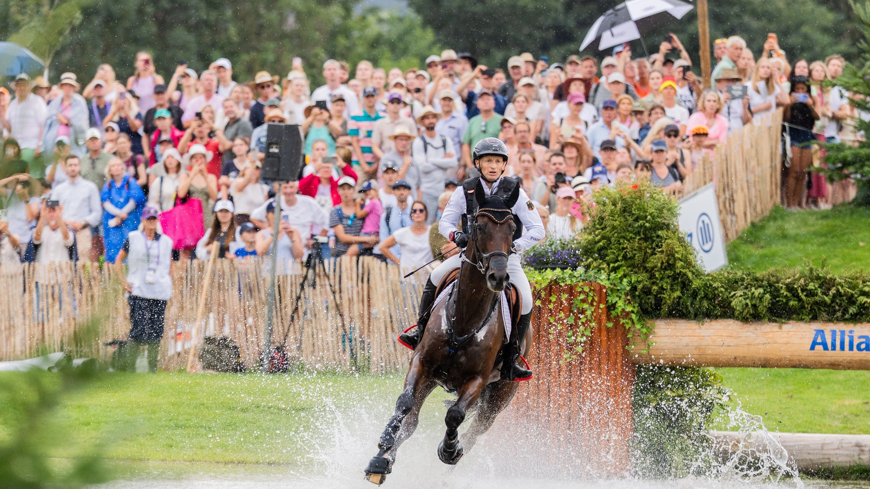 Wie mit einem Navigationsgerät: Michael Jung und Chipmunk, das Paradepferd des deutschen Reitsports - dpa