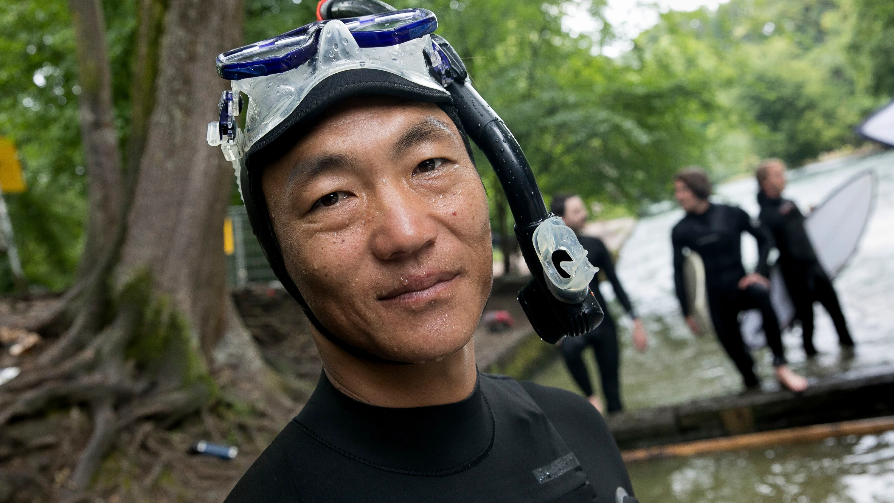 Fundstücke aus dem Eisbach: Wer bringt Plüschhandschellen in den Englischen Garten?
