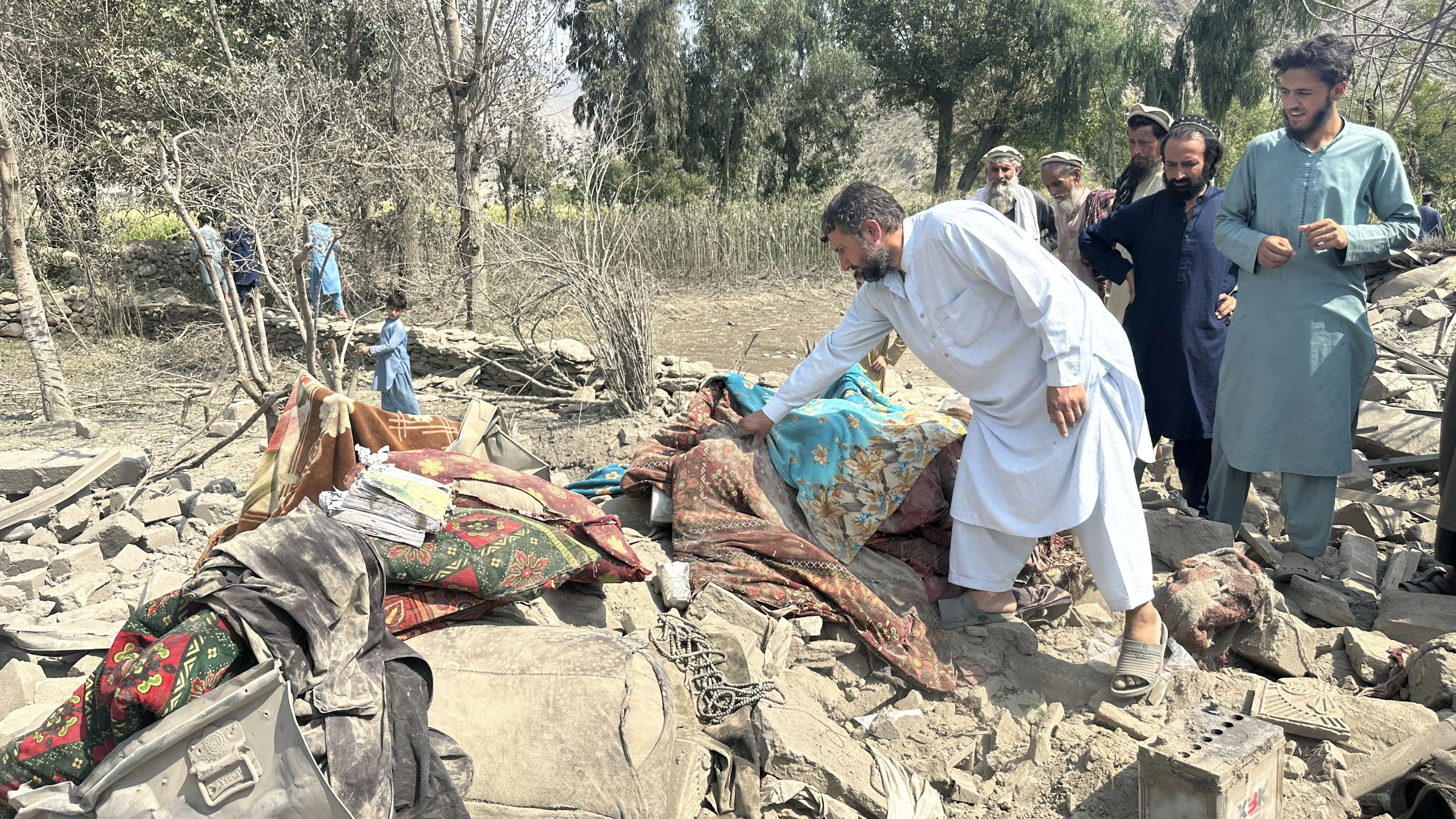 Verwüstung nach einem pakistanischen Luftangriff am Montag im afghanischen Kunar - EPA