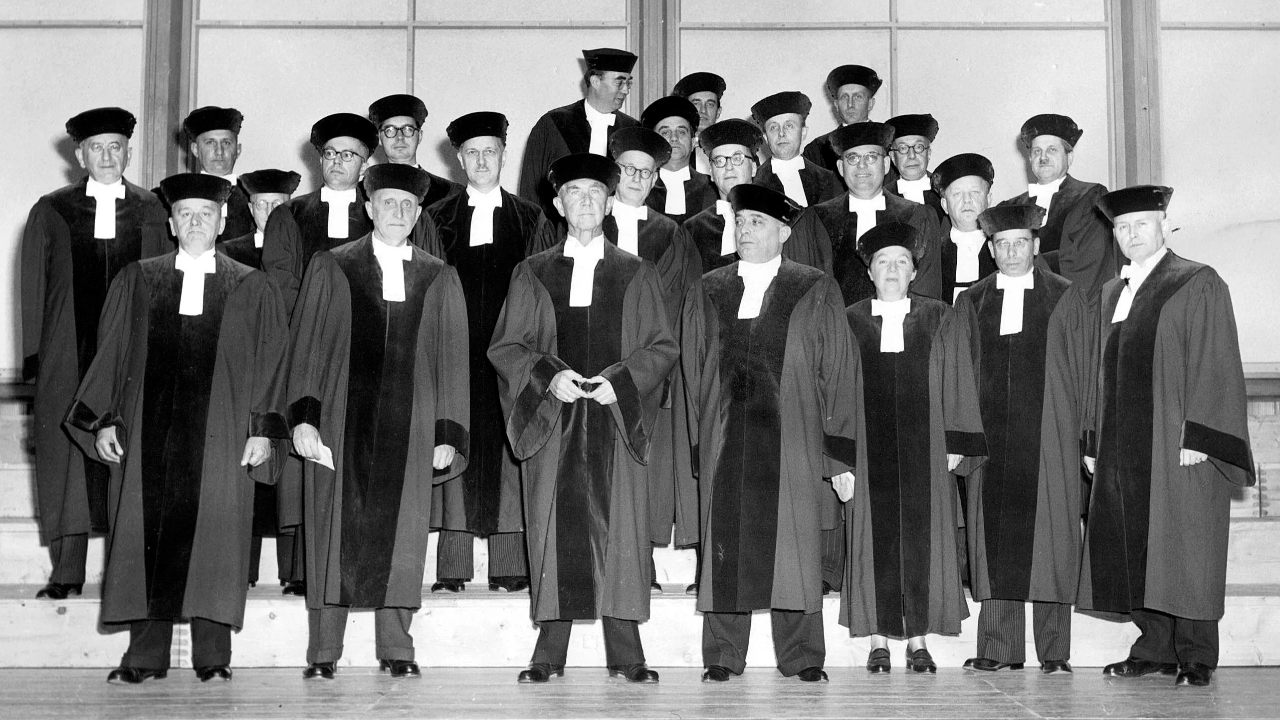 Die Richter des Bundesverfassungsgerichts am 28. September 1951 im Badischen Staatstheater in Karlsruhe - Picture Alliance