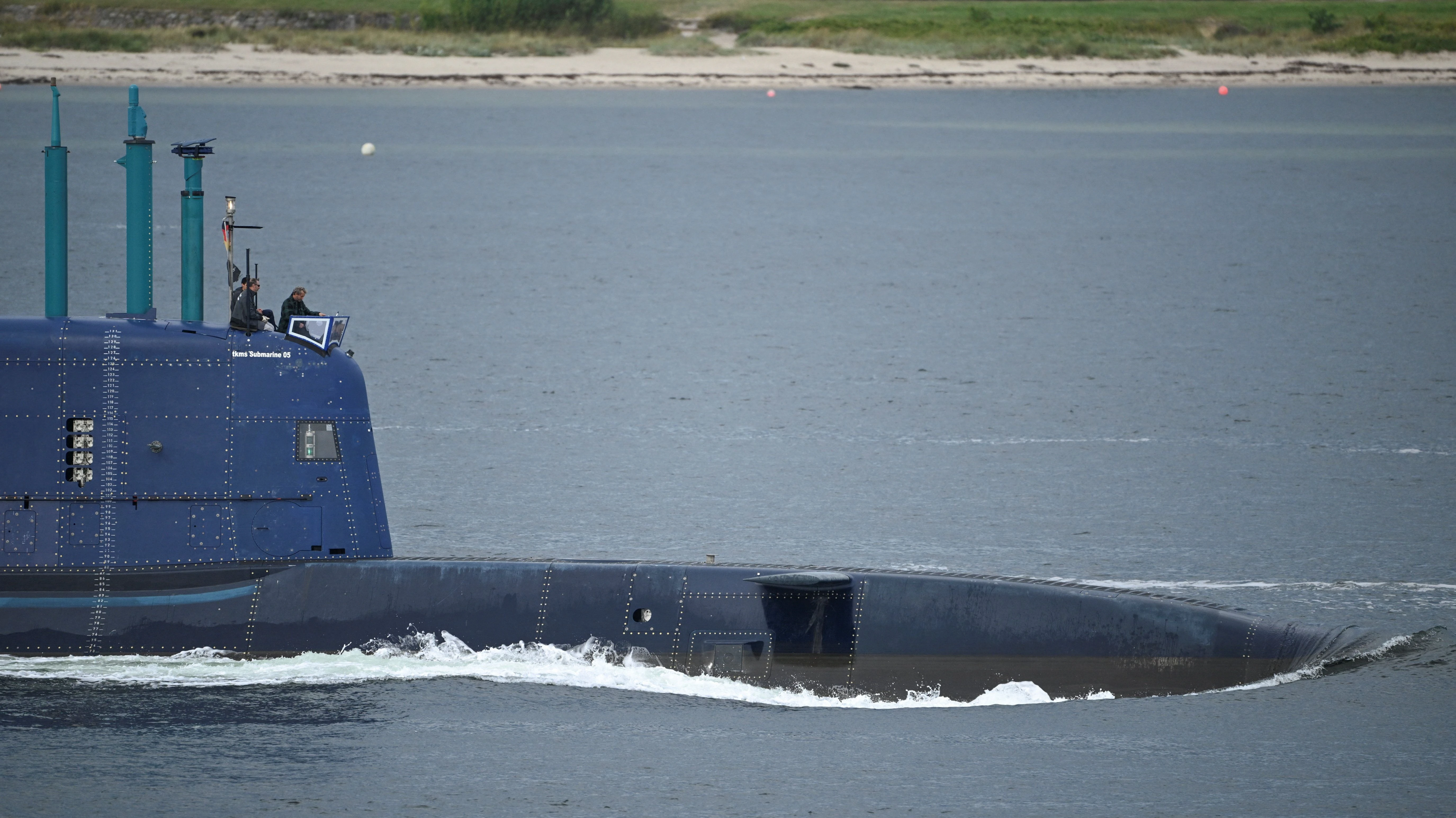 Ein von TKMS gebautes U-Boot fährt in der Nähe von Kiel. - Reuters