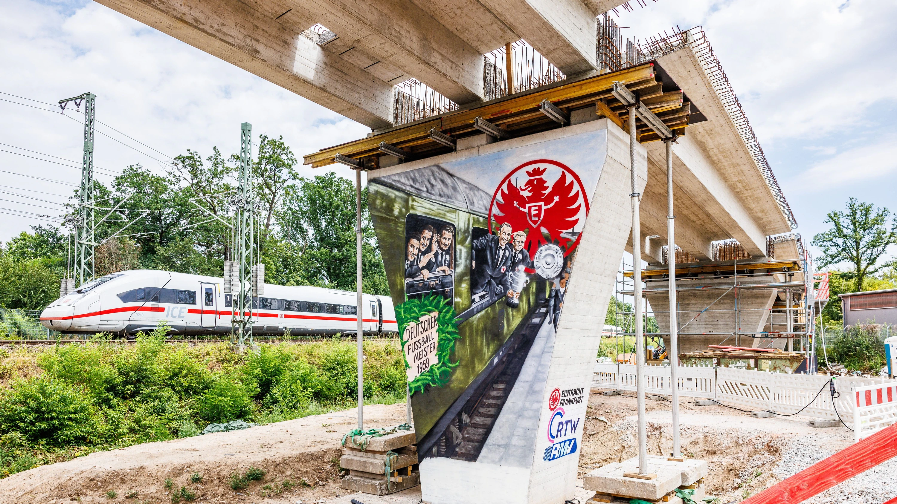 Von Eintracht-Fans auf den neuen Brückenpfeiler der Regionaltangente West gemalt: der Sonderzug der Meistermannschaft von 1959 - Lando Hass