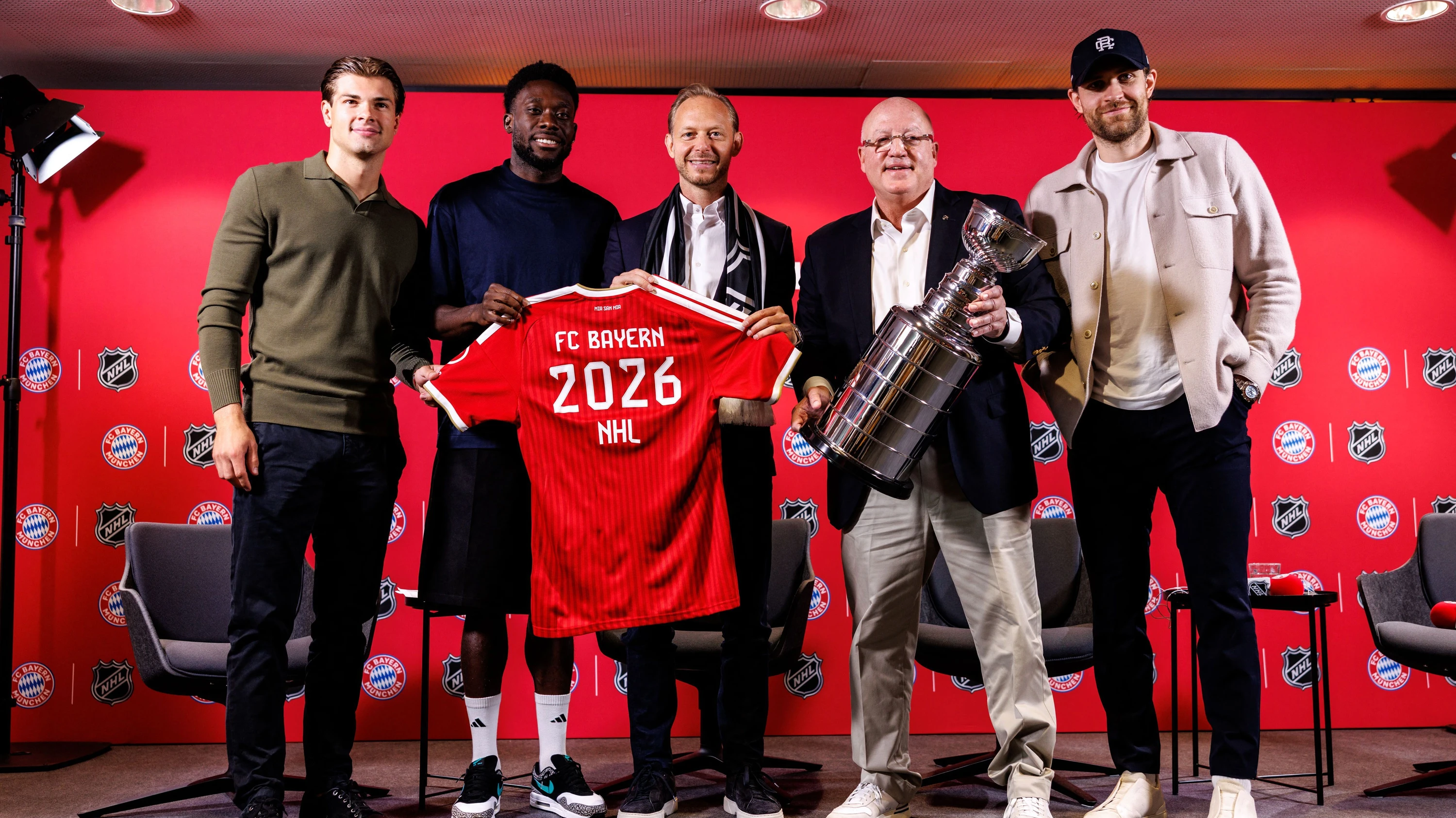 Gruppenbild in München mit Stanley Cup: John-Jason Peterka (von links), Alphonso Davies, Rouven Kasper, Bill Daly und Leon Draisaitl - dpa