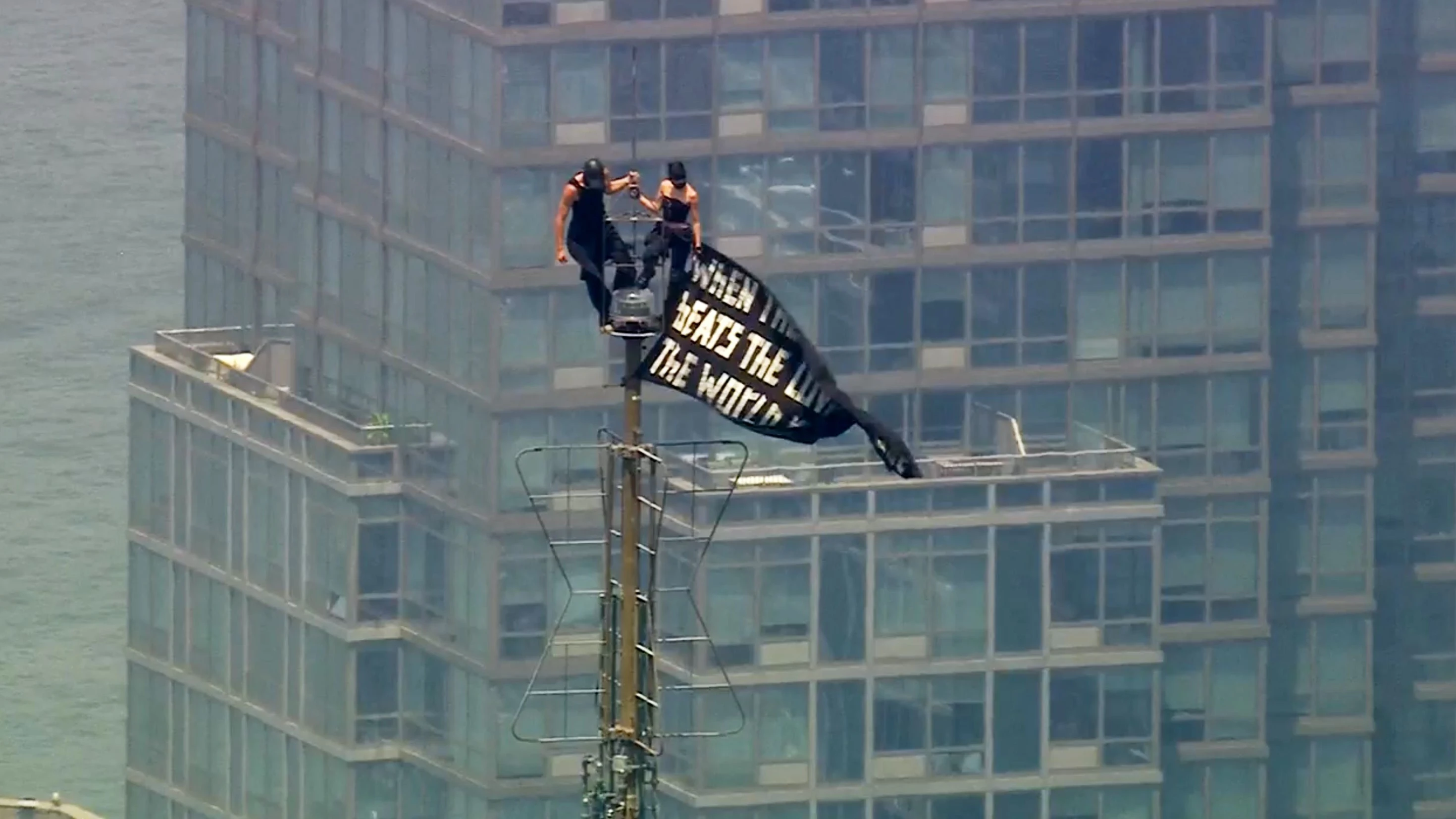 Für die „Macht der Liebe: Paar erklimmt Spitze des Empire State Building Verlobung auf dem Empire State Building? Zwei Extremkletterer entrollen in 443 Metern Höhe ein Friedensbanner. Beide befinden sich inzwischen in Gewahrsam.