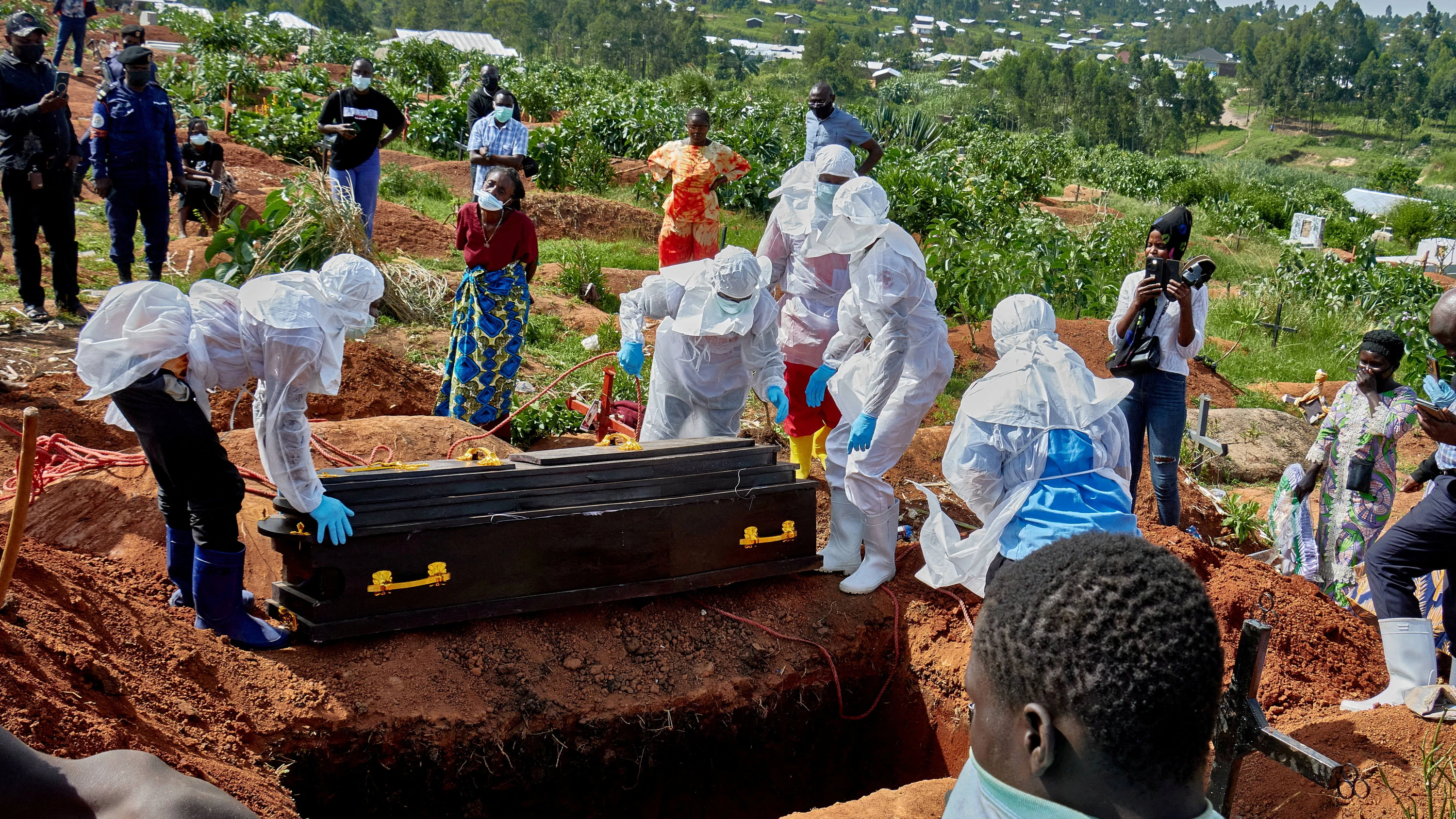 Nur mit Schutzanzügen: Auch für Beerdigungen von Ebola-Toten sind besondere Sicherheitsvorkehrungen vonnöten. - Reuters