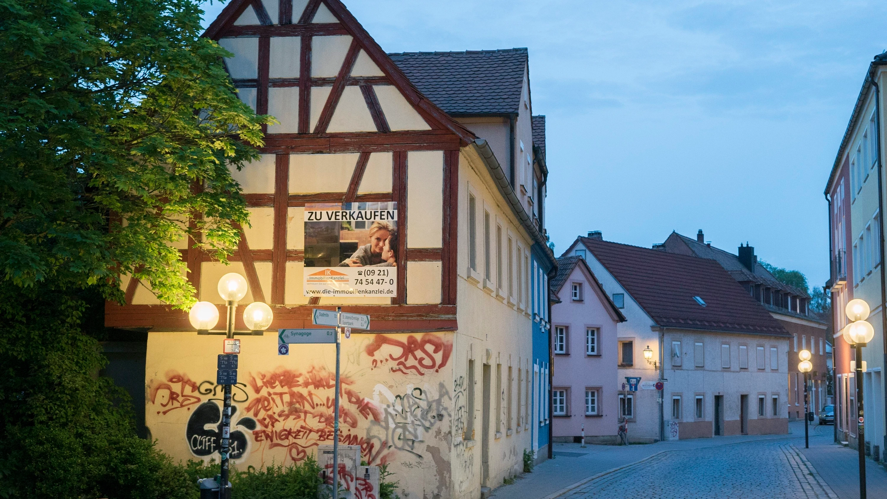 Beim Hausverkauf entscheidet für die Steuerfreiheit nicht die Kaufpreiszahlung, sondern das Datum der notariellen Kaufverträge. - Picture Alliance