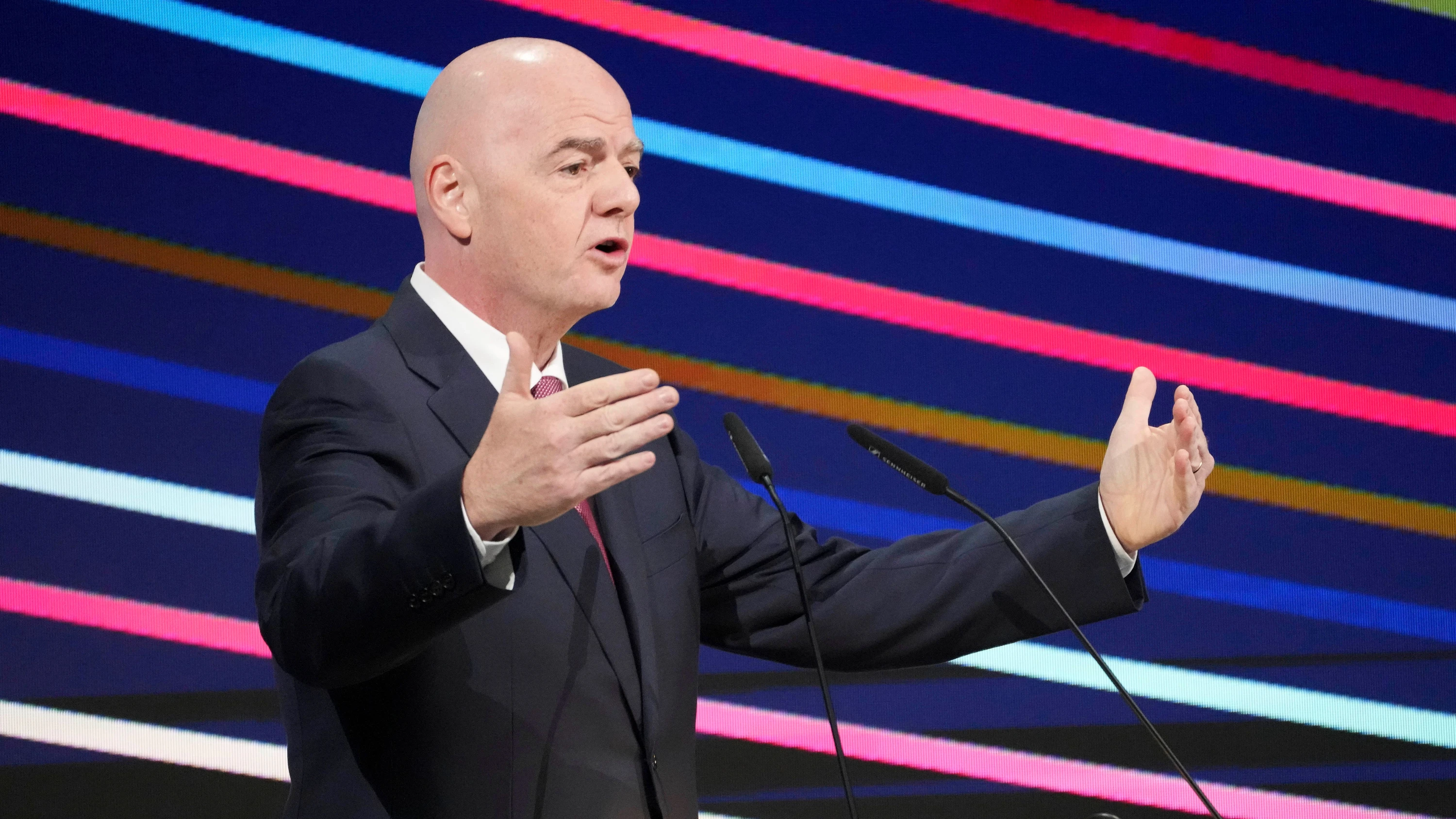 2025 spricht FIFA-Präsident Gianni Infantino zu UEFA-Delegierten. - Darko Vojinovic/AP/dpa