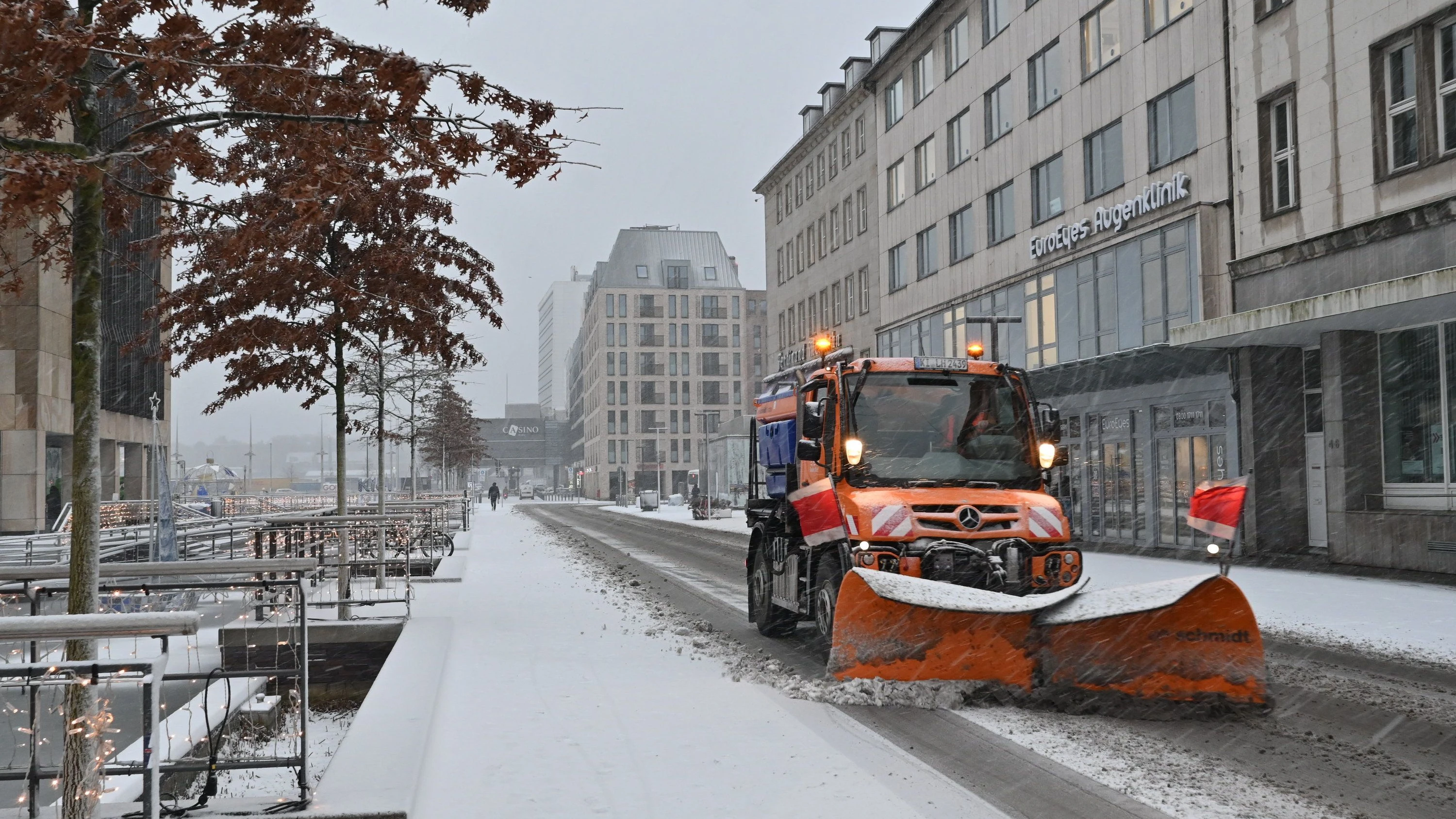 Ein Fahrzeug für den Winterdienst: Unter anderem so etwas soll in Hessen aus dem Sondervermögen Infrastruktur finanziert werden. - dpa