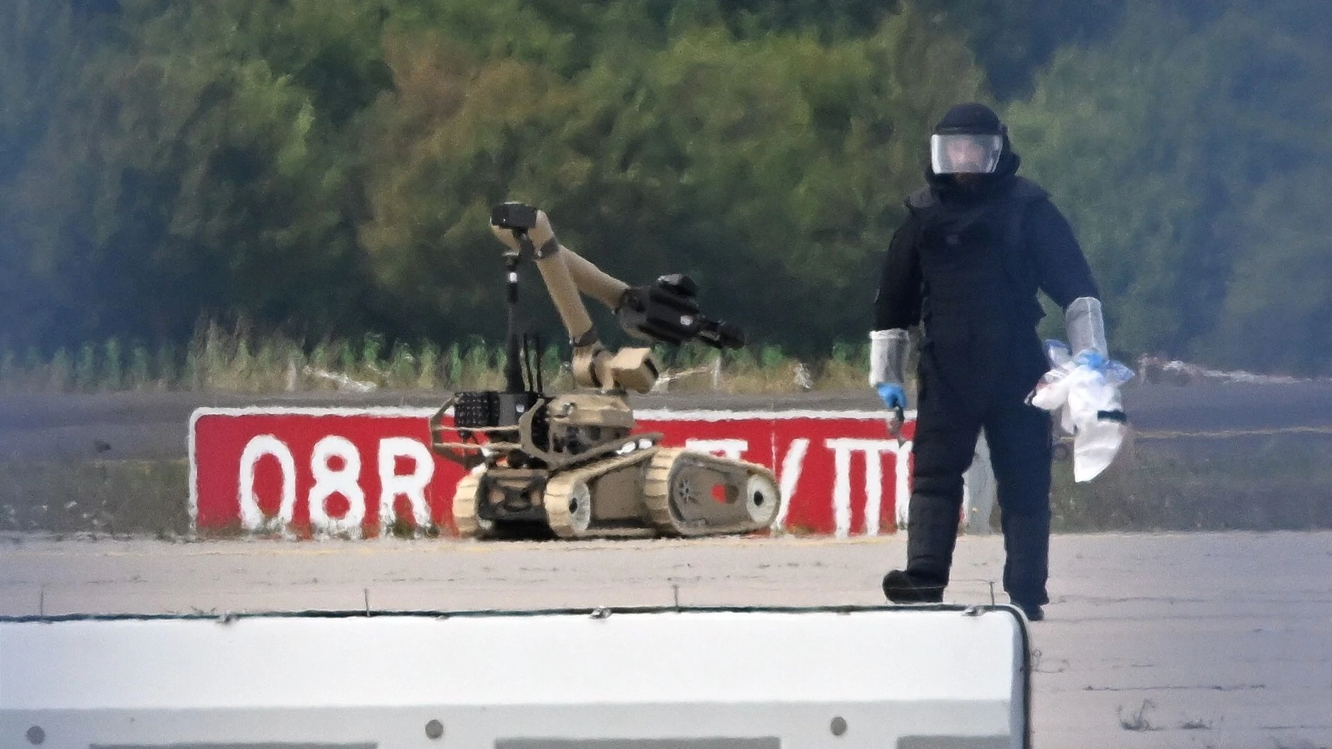 Sprengstoff auf Airport: Drohnen als Sicherheitsrisiko: Luftfahrt fordert schnelle Umrüstung der Flughäfen Sprengstoff auf Airport: Drohnen als Sicherheitsrisiko: Luftfahrt fordert schnelle Umrüstung der Flughäfen