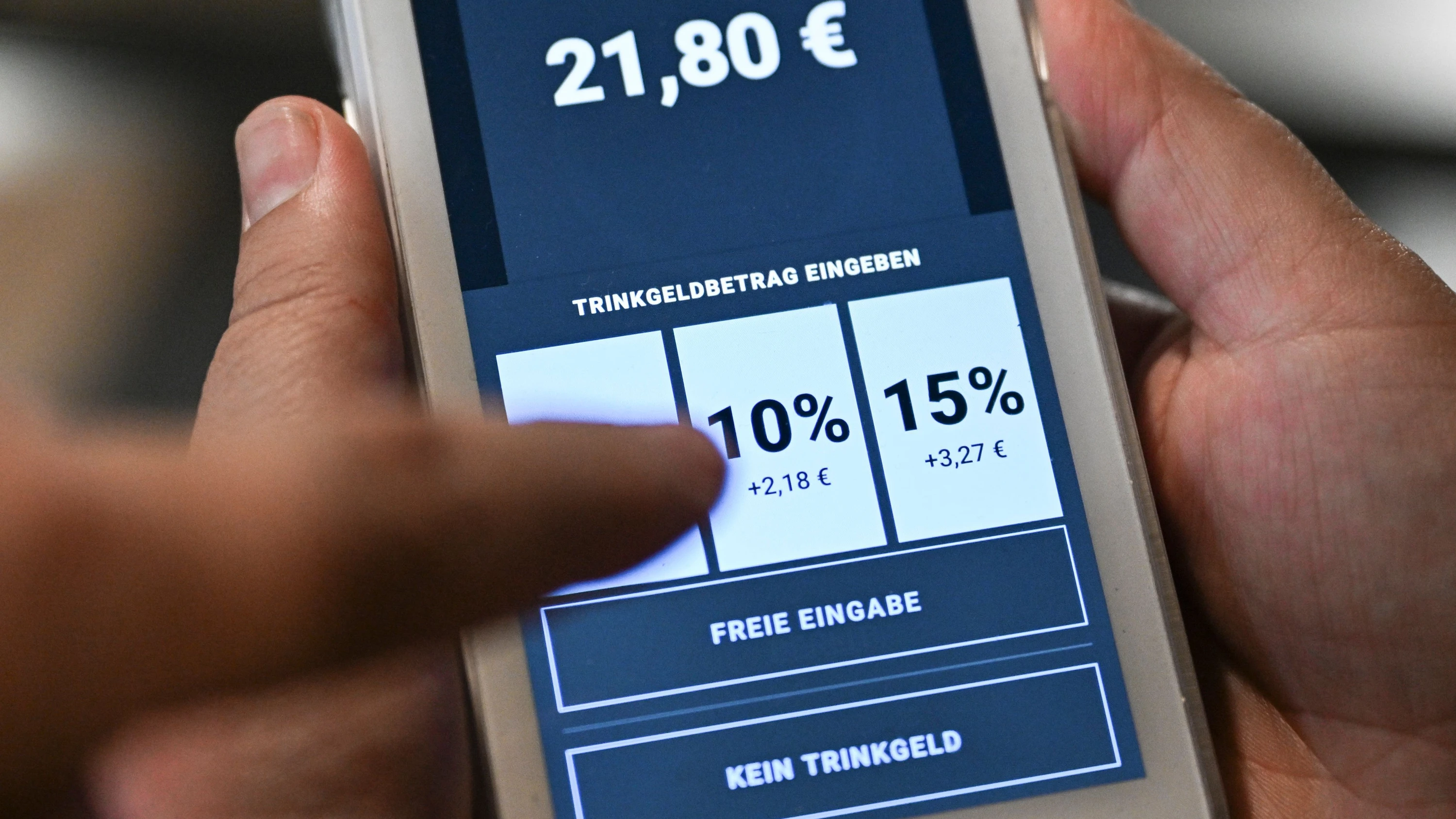 Zu viel Druck?: Verbraucherschützer monieren Tricks beim Trinkgeld per Karte Zu viel Druck?: Verbraucherschützer monieren Tricks beim Trinkgeld per Karte