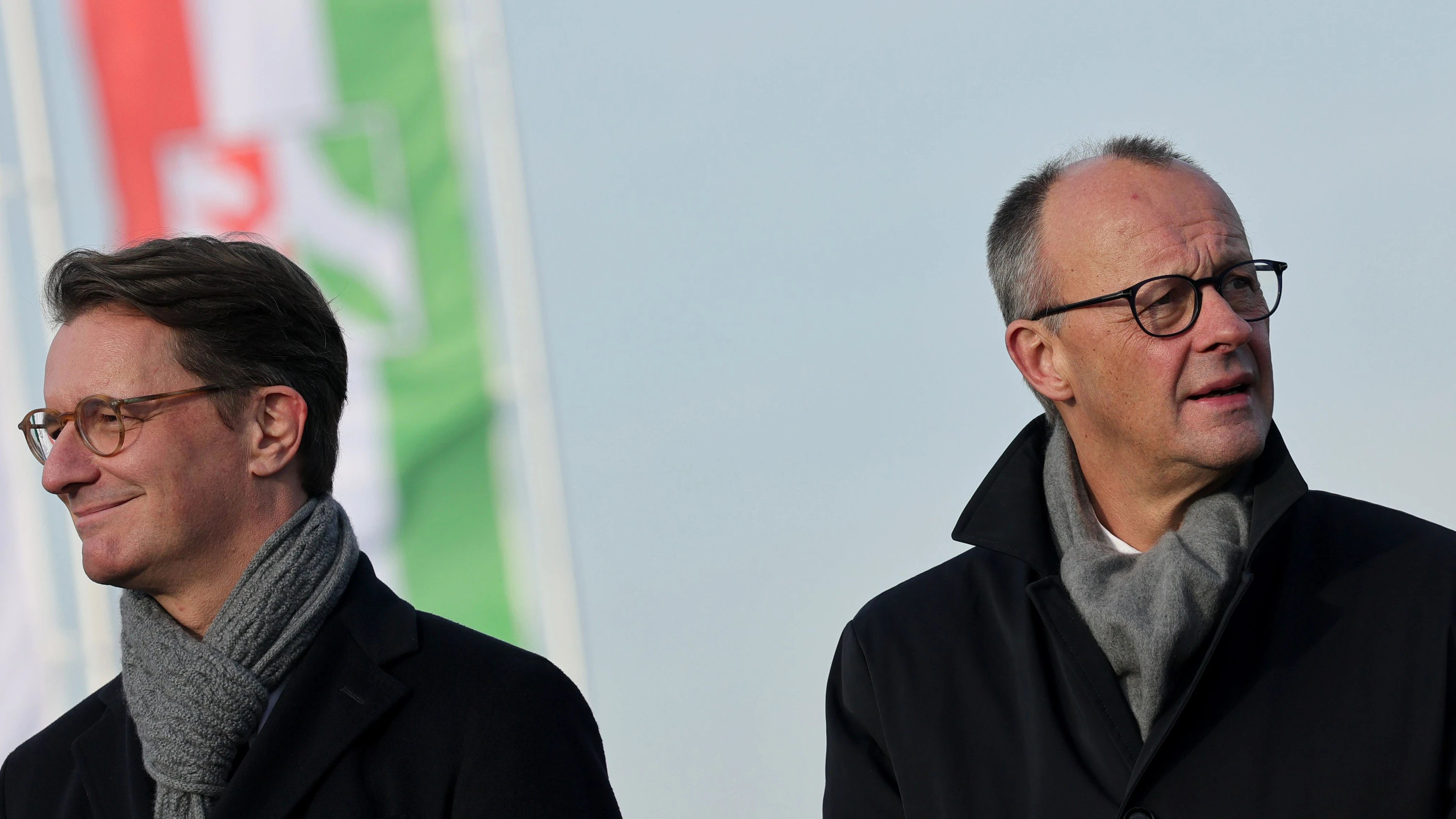 Ministerpräsident Hendrik Wüst und Bundeskanzler Friedrich Merz bei der Eröffnung einer Brücke in Lüdenscheid (Archivbild). - dpa