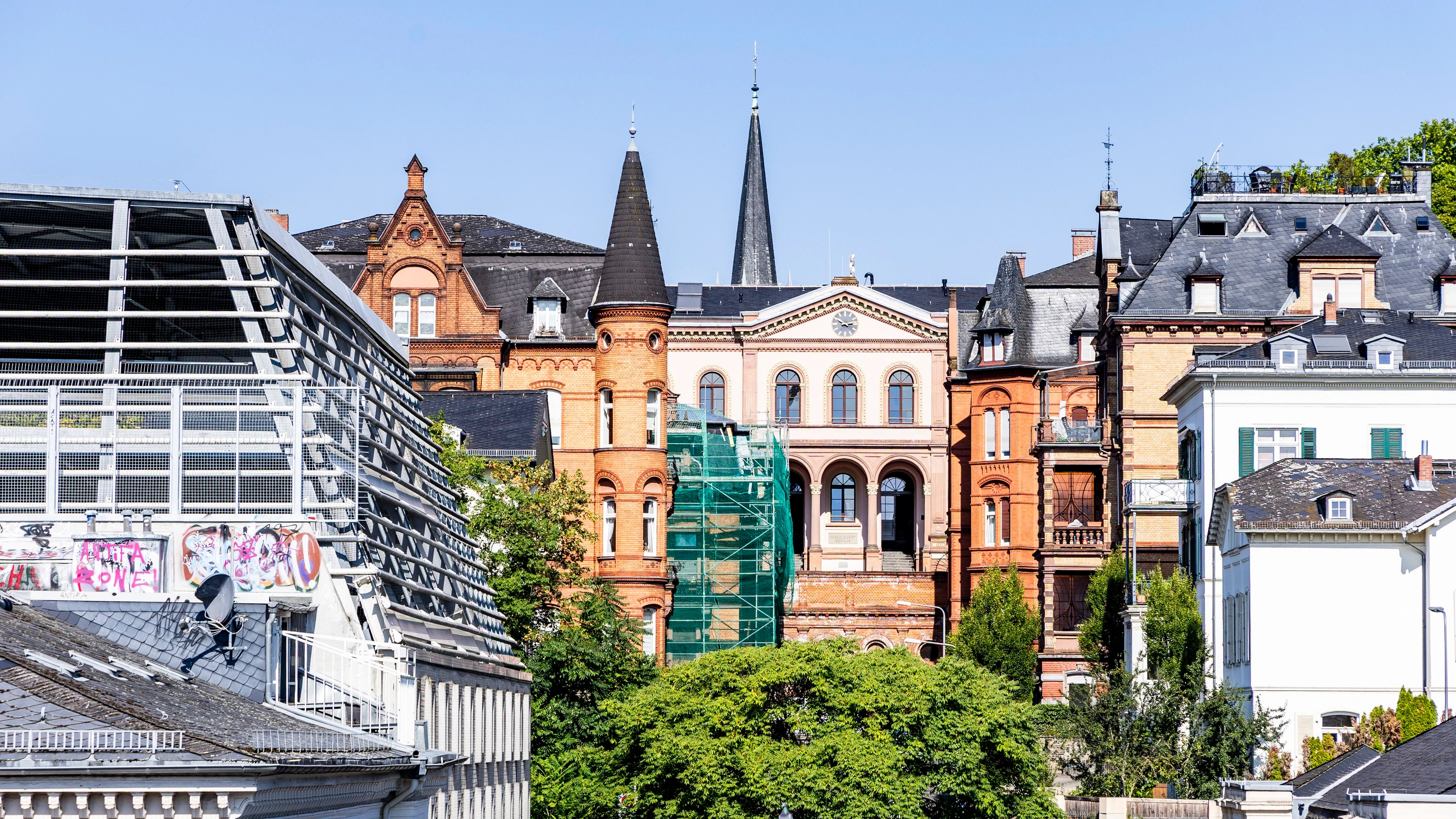 Blick auf das Wiesbadener Kunsthaus von dem Dach der leer stehenden ehemaligen Sportarena aus - Samira Schulz