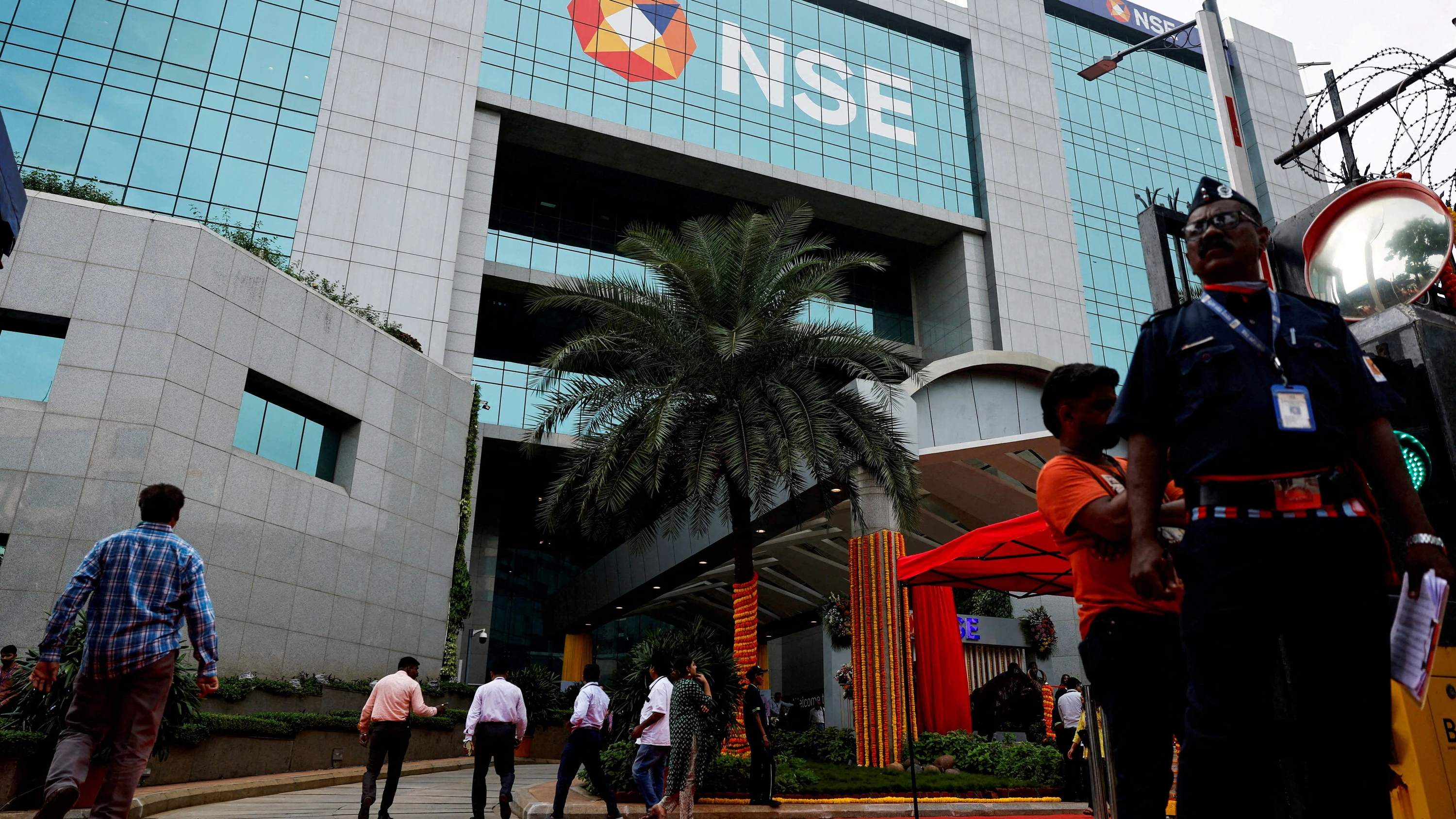 Sitz der Börse: Der Eingang der National Stock Exchange (NSE) in der indischen Millionenstadt Mumbai wird von Sicherheitskräften geschützt - Reuters