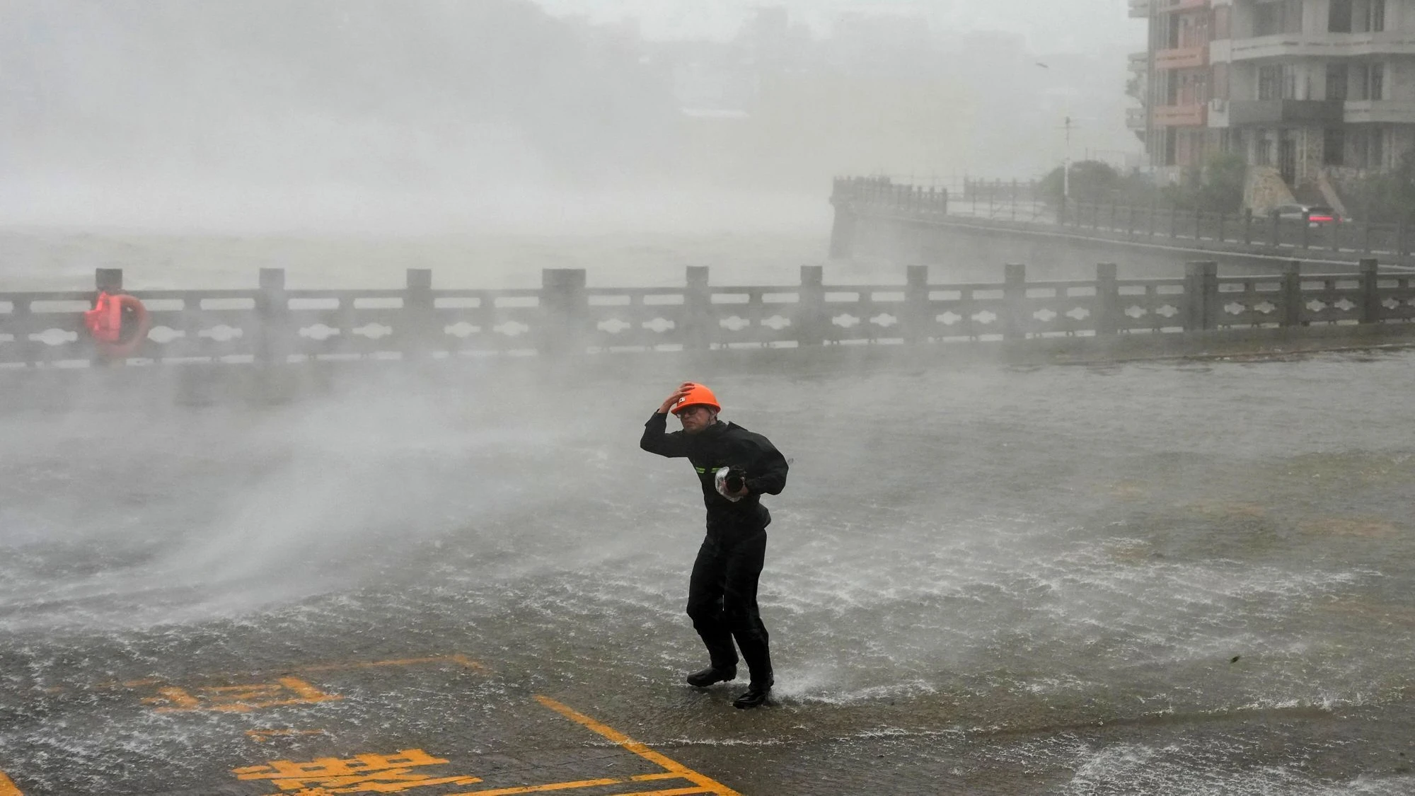Bild: Extreme Regenfälle und Überflutungen: Taifun „Dolphin“ sorgt weiter für Ausnahmezustand in China