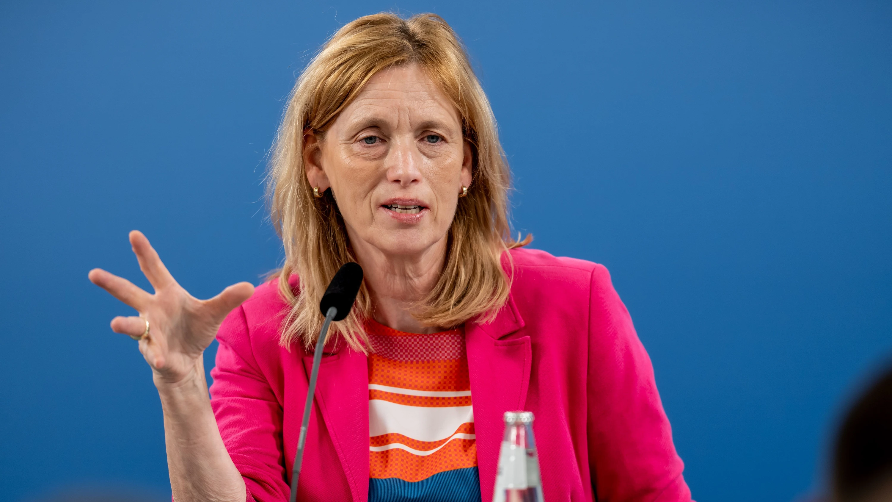 Demokratie leben: Prien will Verfassungsschutz mit einbeziehen Demokratie leben: Prien will Verfassungsschutz mit einbeziehen