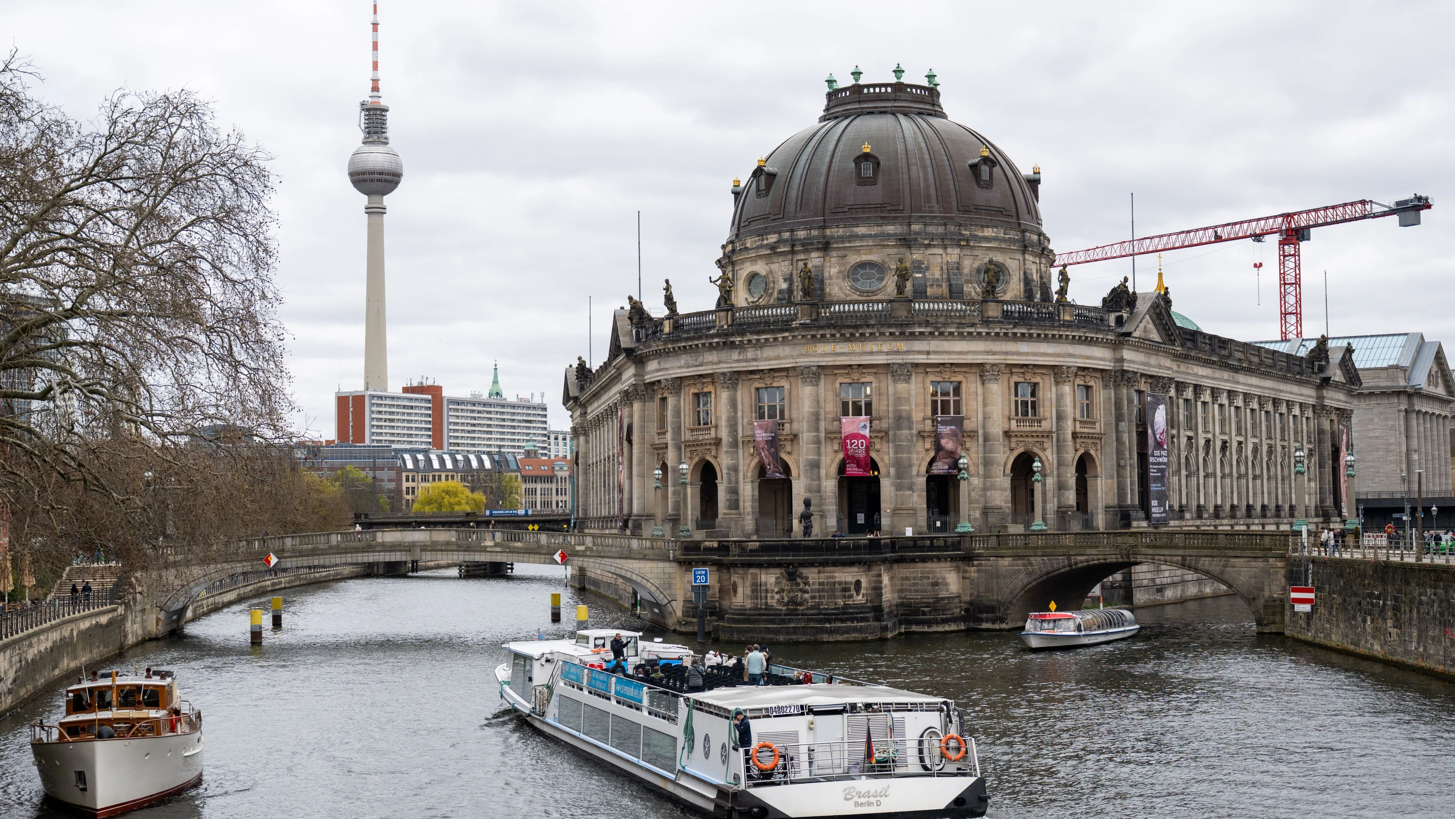 Bild: Protest in Berlin: Aktivistin klebt sich als Ministerin verkleidet im Museum fest