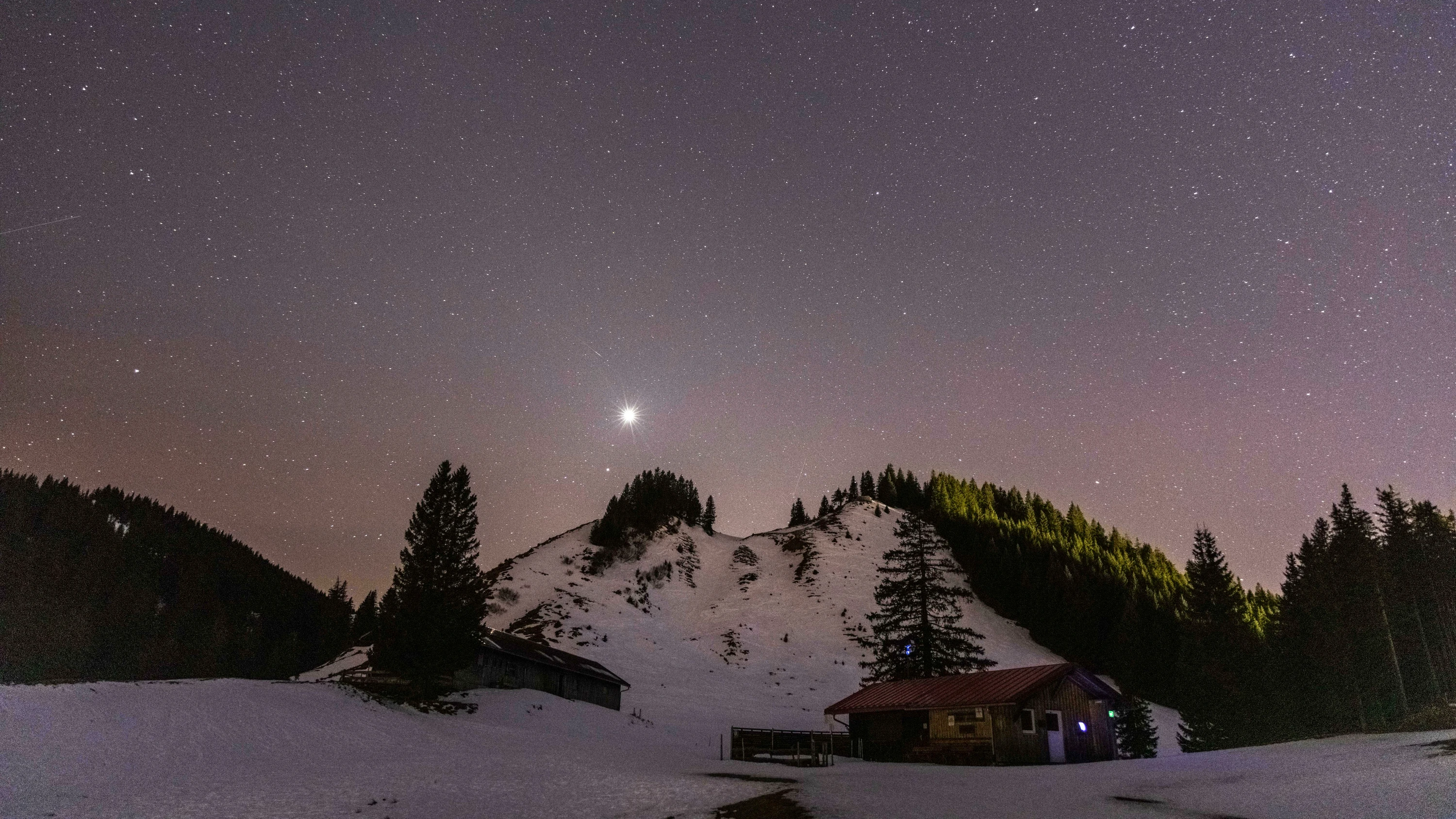 Die Sterne und die Venus leuchten am Abend über der Alpspitz in den Allgäuer Alpen. - Picture Alliance