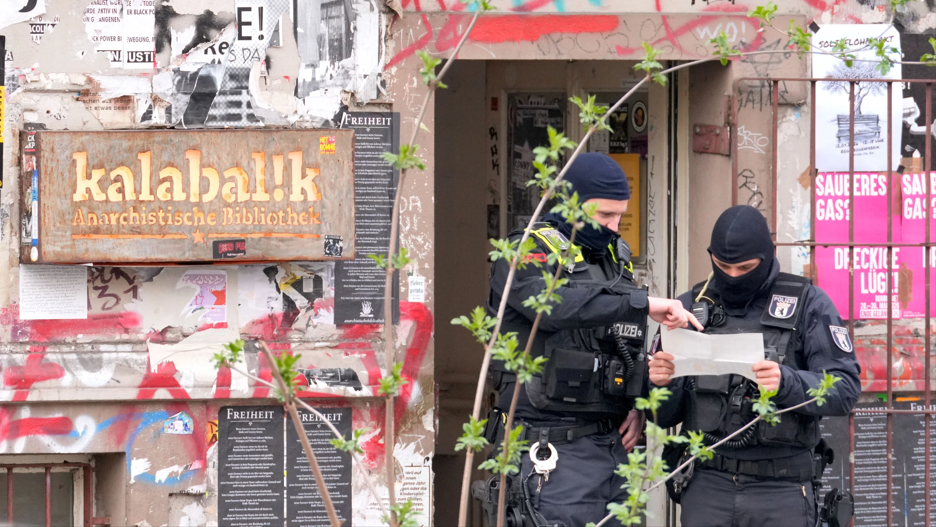 Deutschland-Liveblog: Razzia nach Brandanschlag: Ermittlungen gegen vier Verdächtige