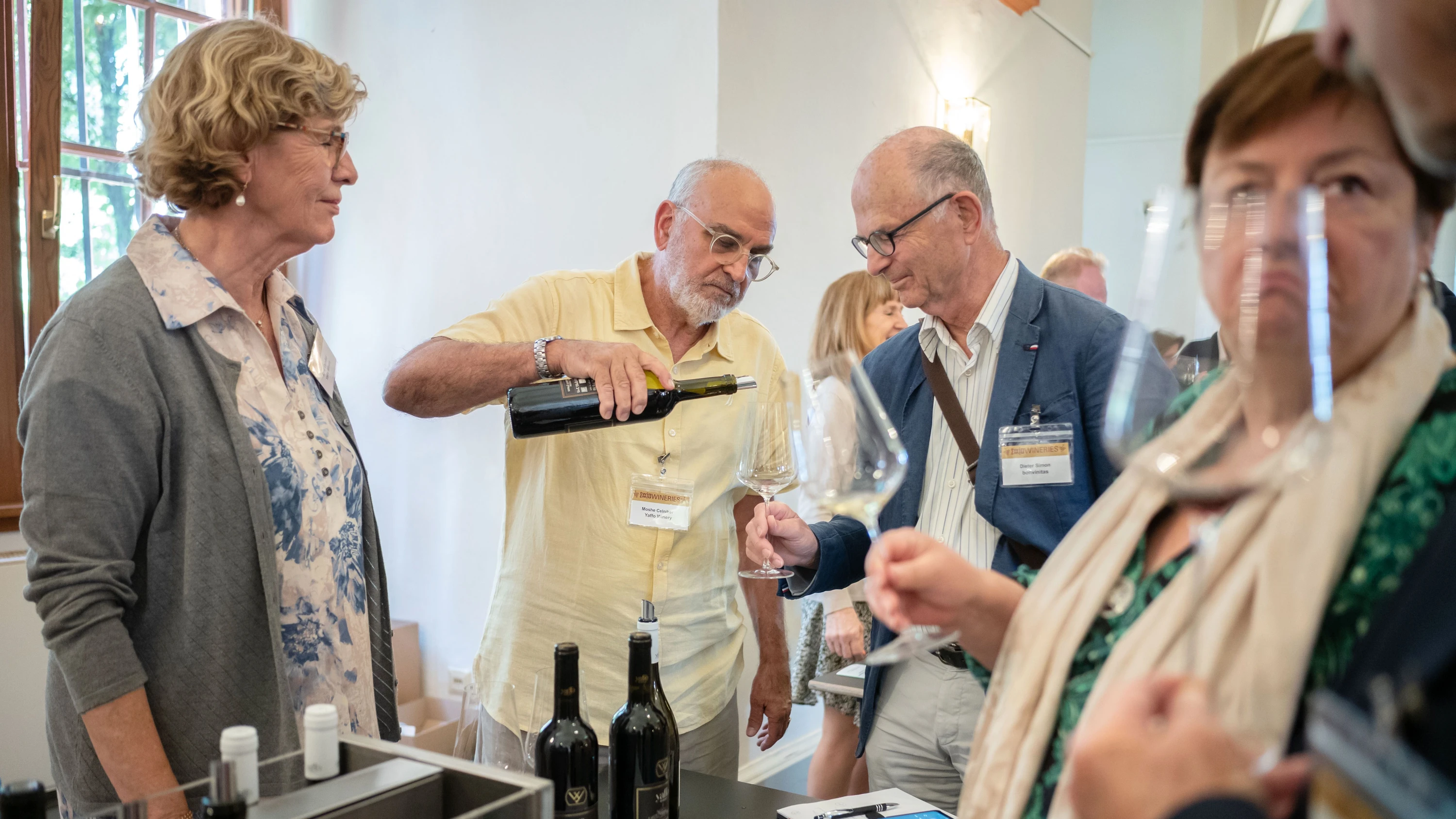 Verkostung: Anne und Moshe Celniker (von links) von der israelischen Yaffo Winery auf dem fünften deutsch-israelischen Weingipfel in Mainz. - Frank Röth