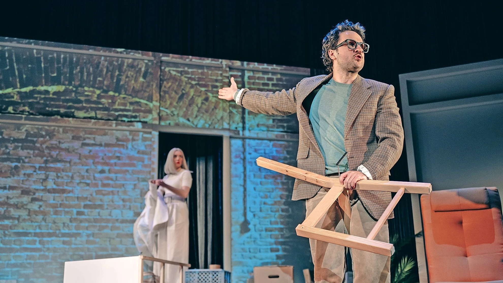 Theaterpremiere Berlin: Mit schwarzem Humor das Unheil der Welt bannen