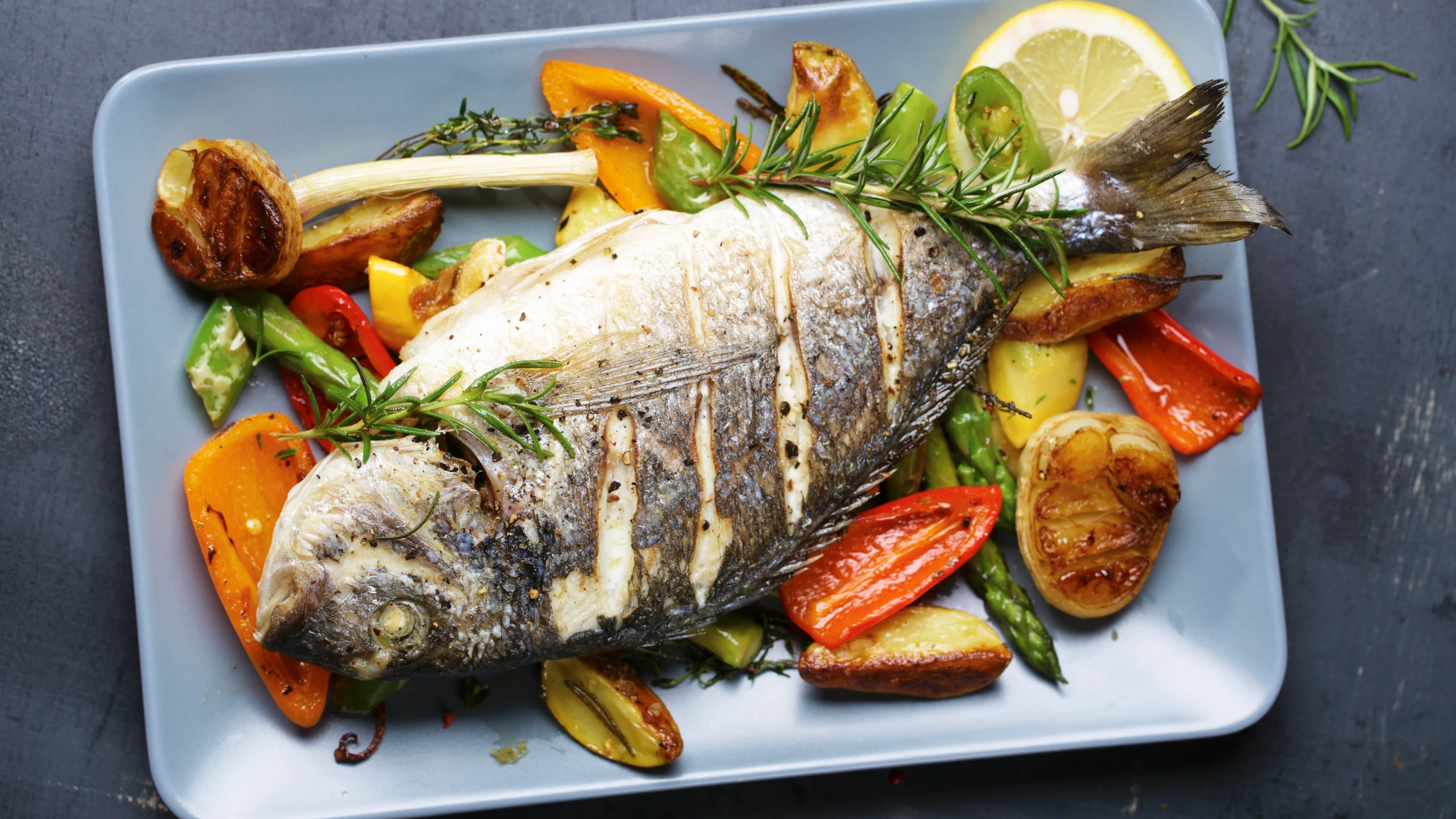 An diese Form von Fisch soll sich unser Autor erst später wagen: eine Brasse mit Kopf - Picture Alliance