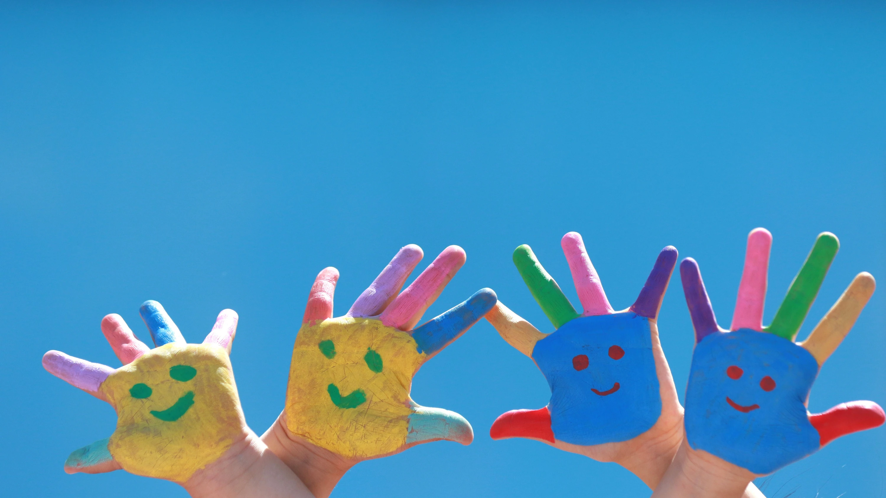 Hauptsache, bunt: bemalte Kinderhände - Foto: Getty