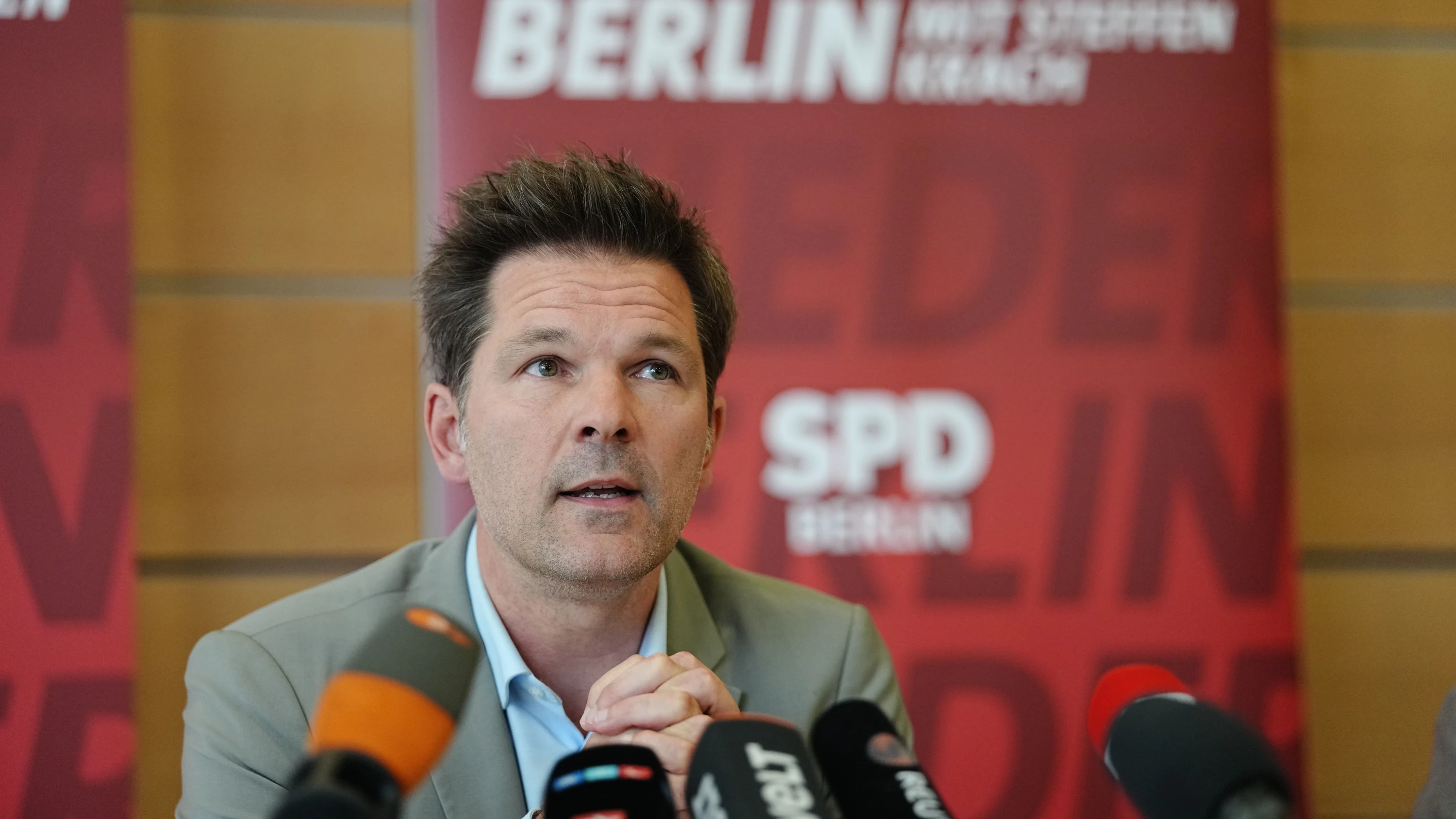 „Das ist die Rücküberweisung“: Berliner SPD-Spitzenkandidat weist Vorwürfe der Bereicherung zurück