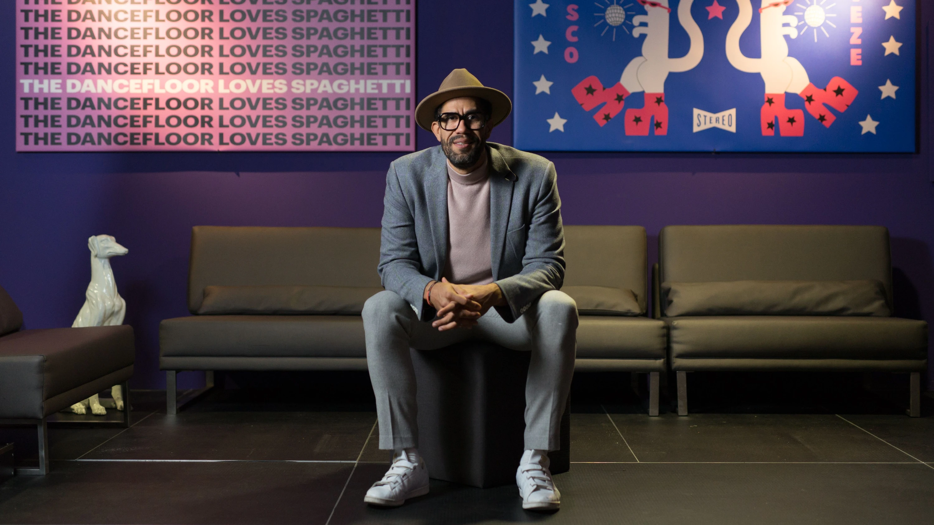 Der Frankfurter DJ Julian Smith hat mit der „Tanzbar“ einen neuen Club eröffnet. Hier sitzt er in dem Club Culinar, den er im Herbst 2021 eröffnet hat. - Marie-Luise Kolb