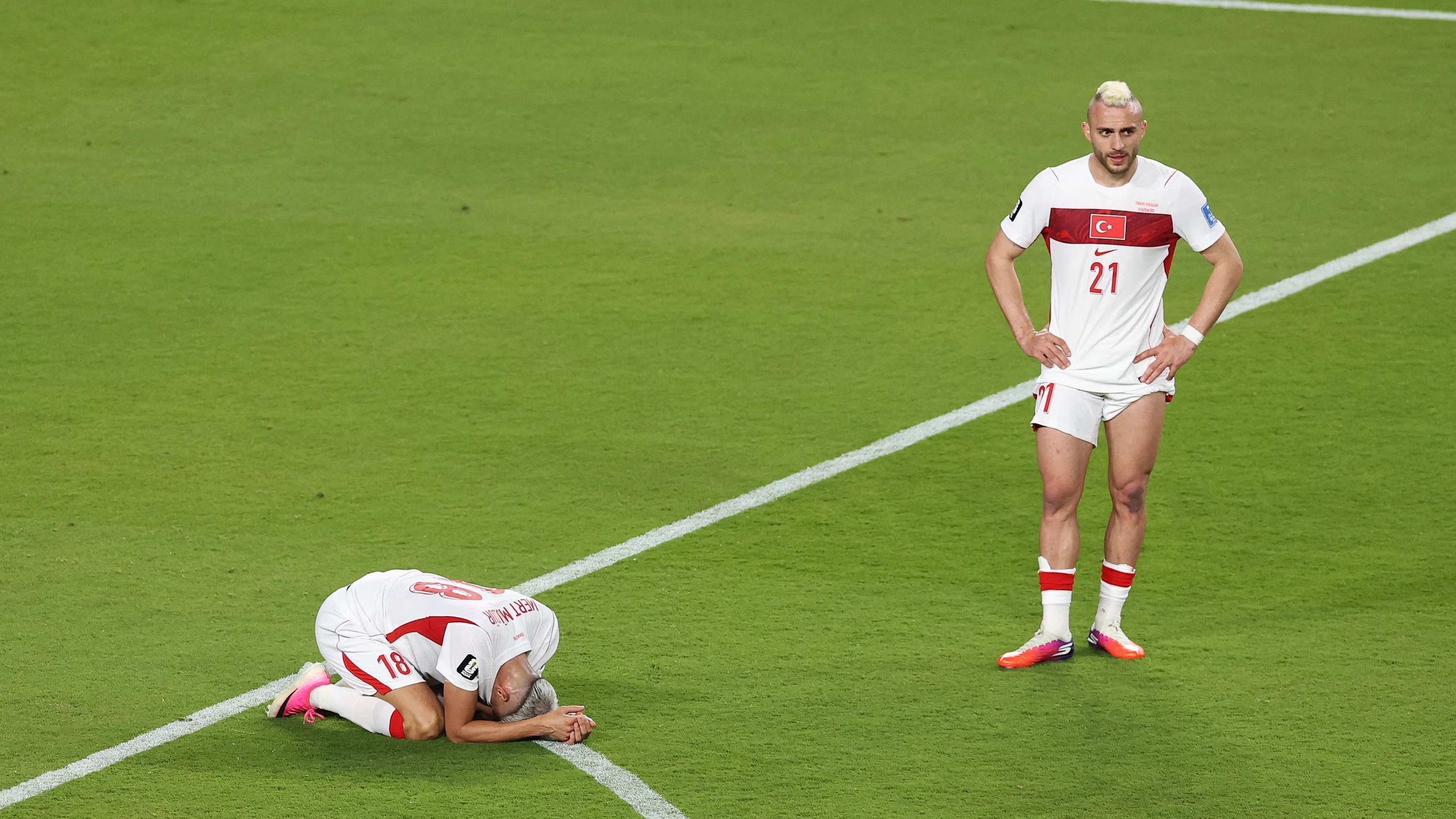 Fassungslos: Mert Müldur und Barış Alper Yılmaz nach dem zerplatzten WM-Traum. - AFP
