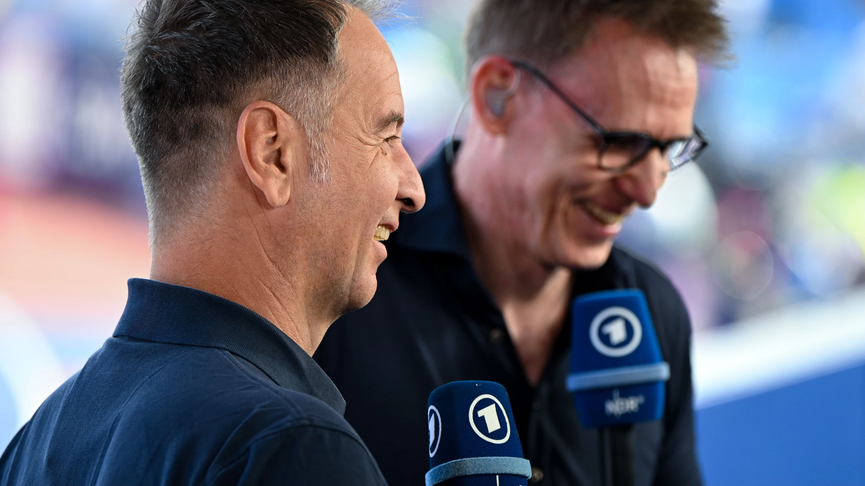 Haben bei der Leichtathletik-Europameisterschaft in Birmingham offenbar viel zu lachen, andere eher nicht: der ARD-Moderator Claus Lufen (l.) und der Experte Frank Busemann. - dpa