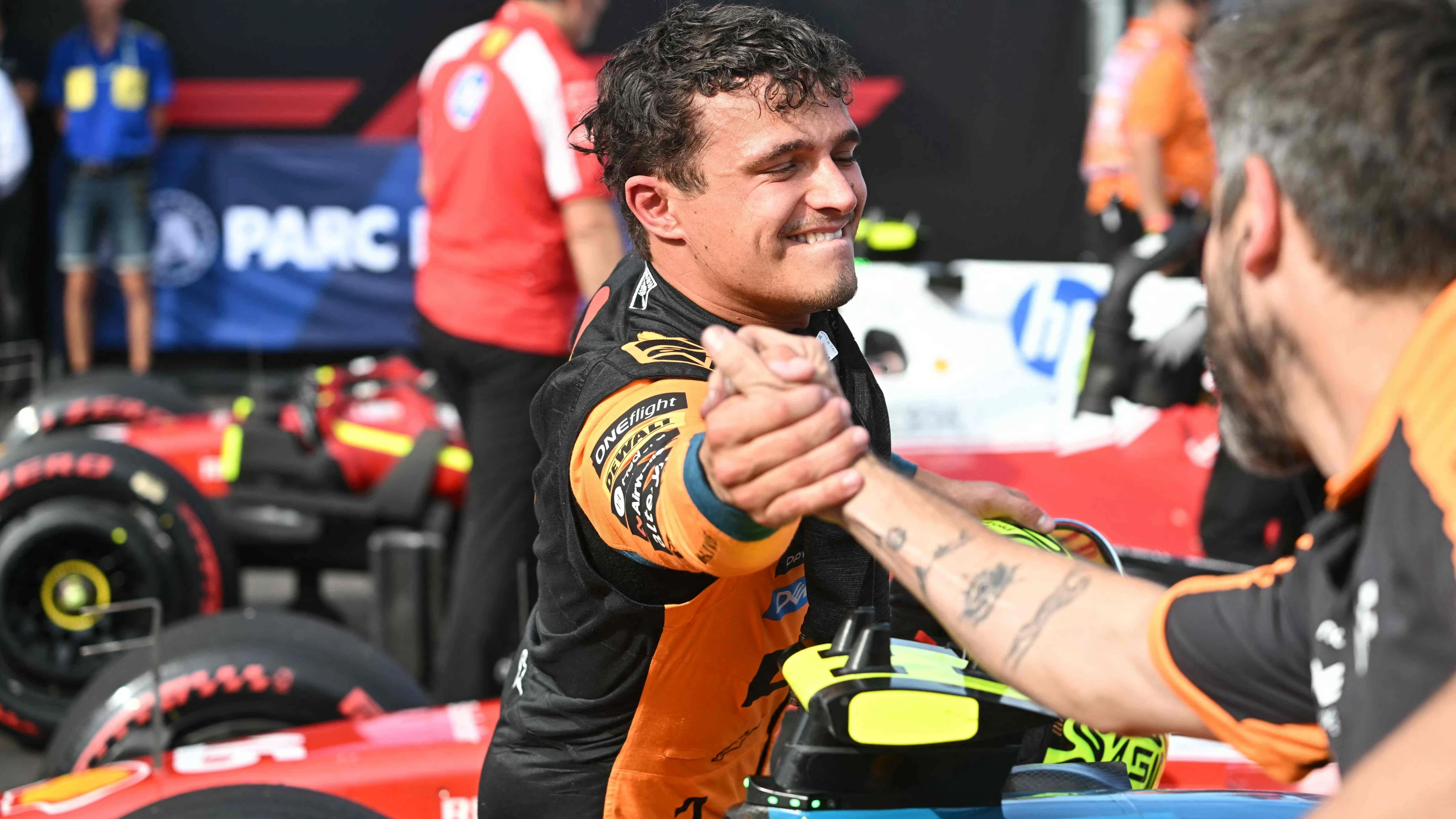 Geht doch: Der Weltmeister steht auf der Pole-Position beim Rennen in Ungarn. - AFP