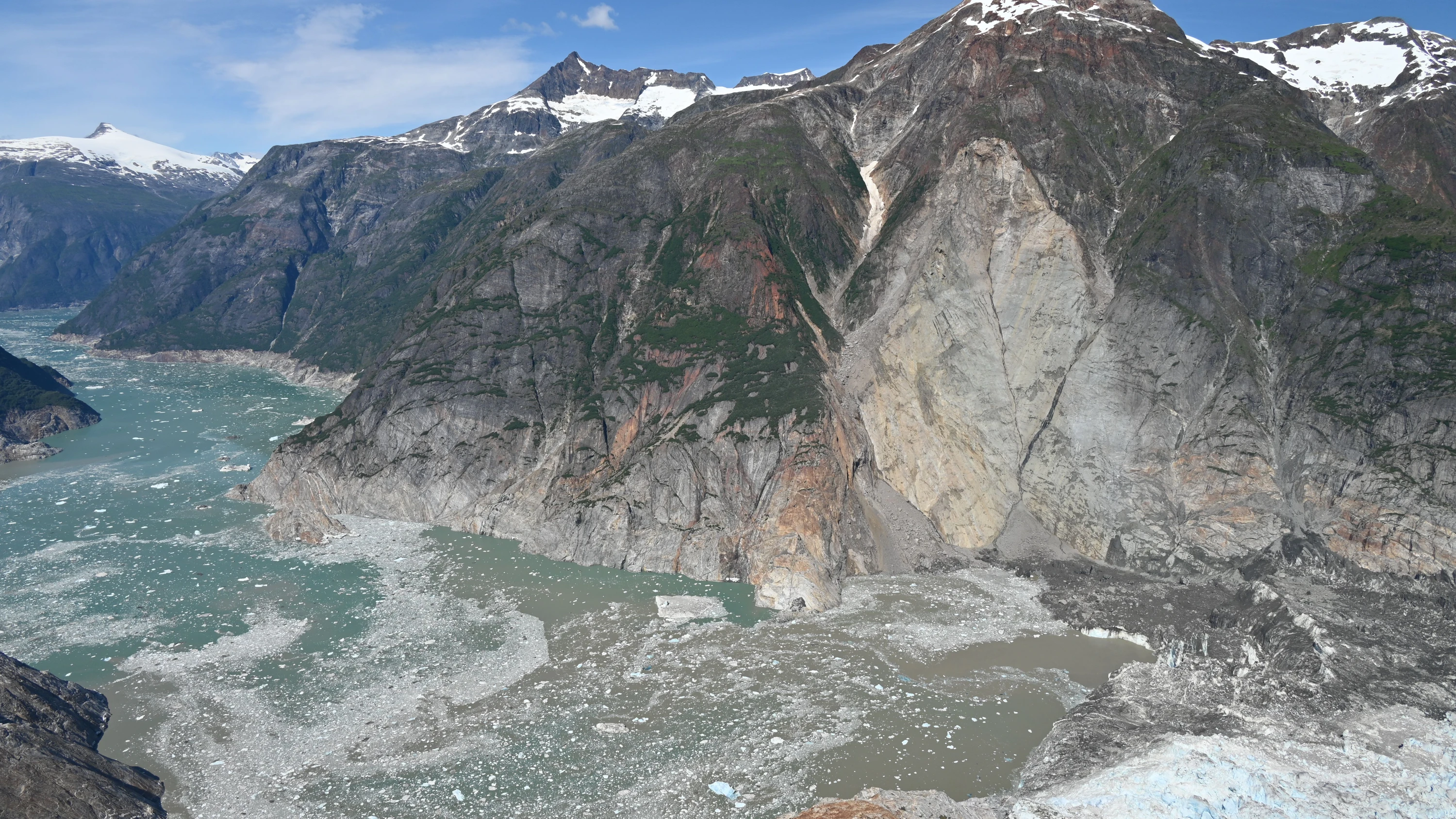 Der Tracy-Arm-Fjord drei Tage nach dem Tsunami. Am rechten Bildrand ist der abgerutschte Berghang zu sehen. - Foto U.S. Geological Survey