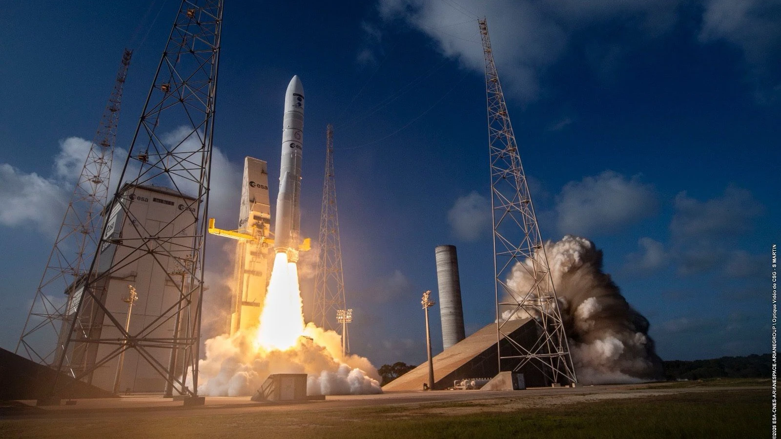 Abgehoben: Die europäische Rakete Ariane 6 trägt den Satelliten in die Umlaufbahn der Erde. - ESA-CNES-ARIANESPACE-ArianeGroupOptique Video de CSG–S. Martin.