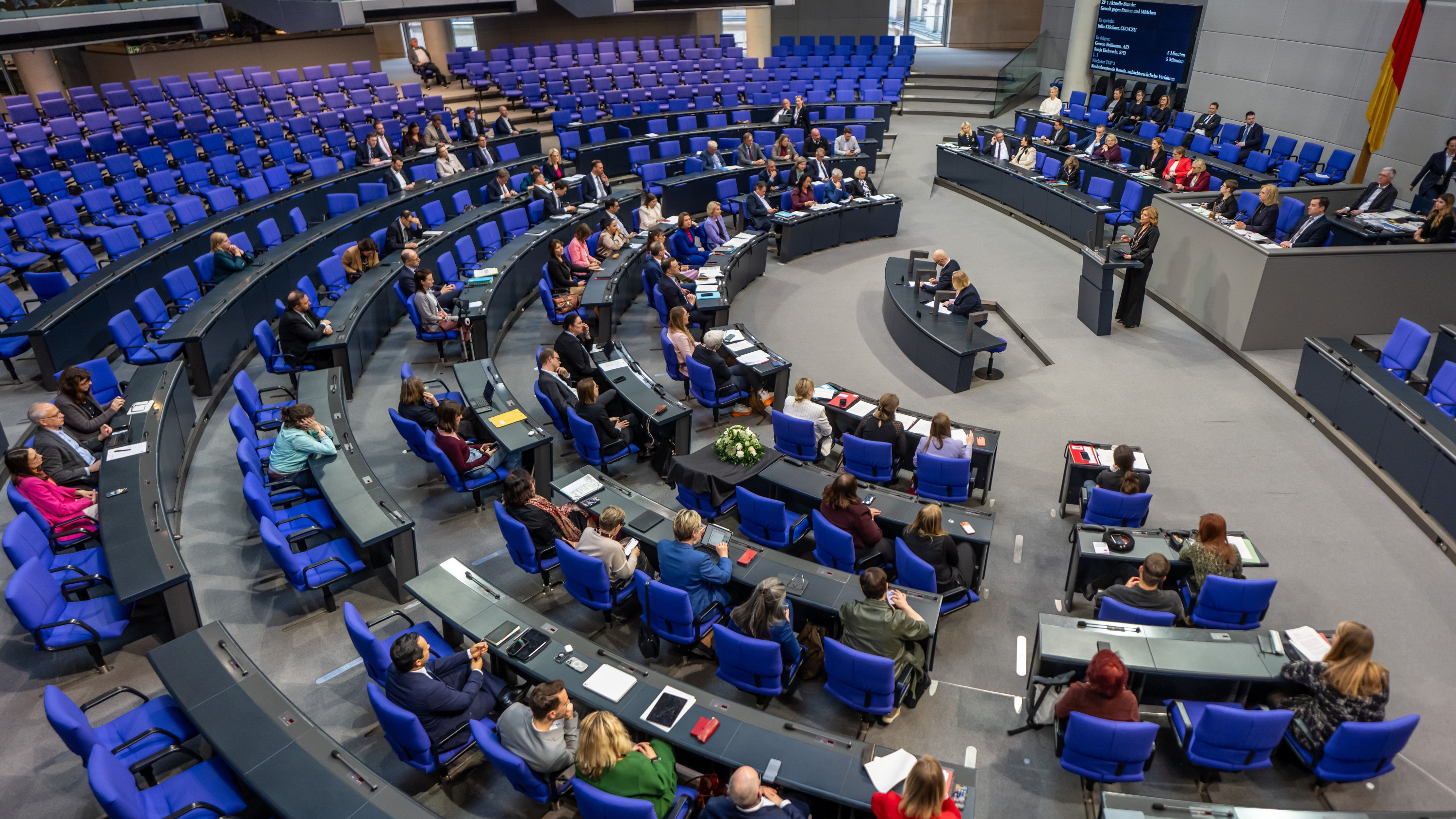 Was beschließt der Bundestag, um die Spritpreise zu dämpfen?