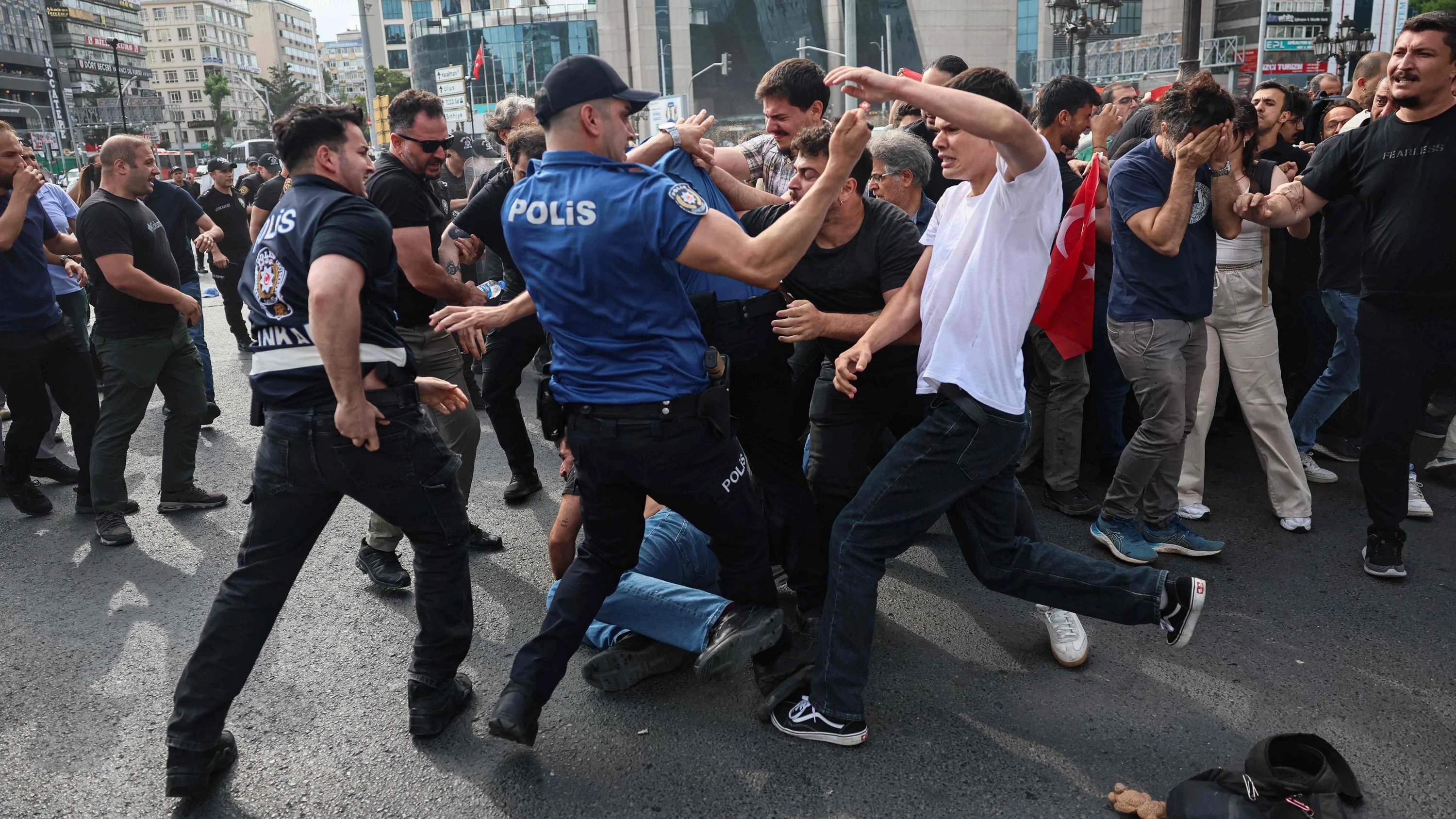 Polizisten gegen Demonstranten: Beamte lösen am 5. Juli 2026 eine Anti-NATO-Kundgebung in Ankara auf. - AFP