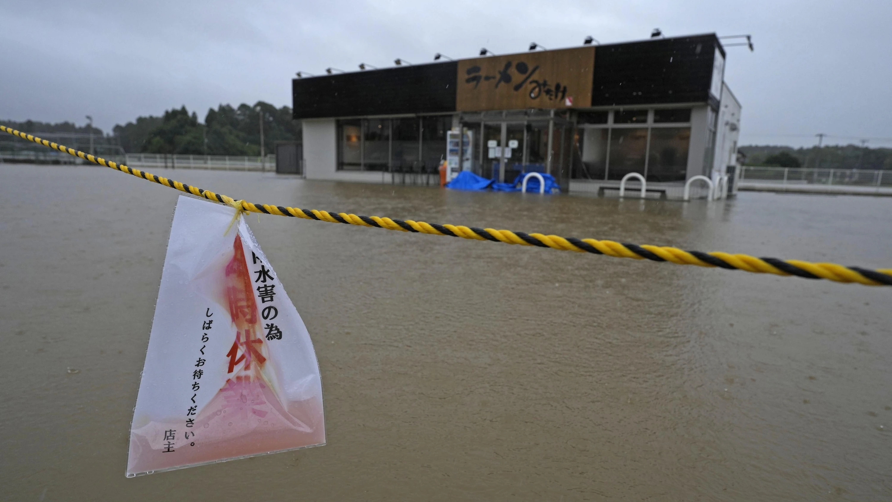 Unter Wasser: Ramen-Restaurant im Umland von Tokio nach dem Taifun - dpa