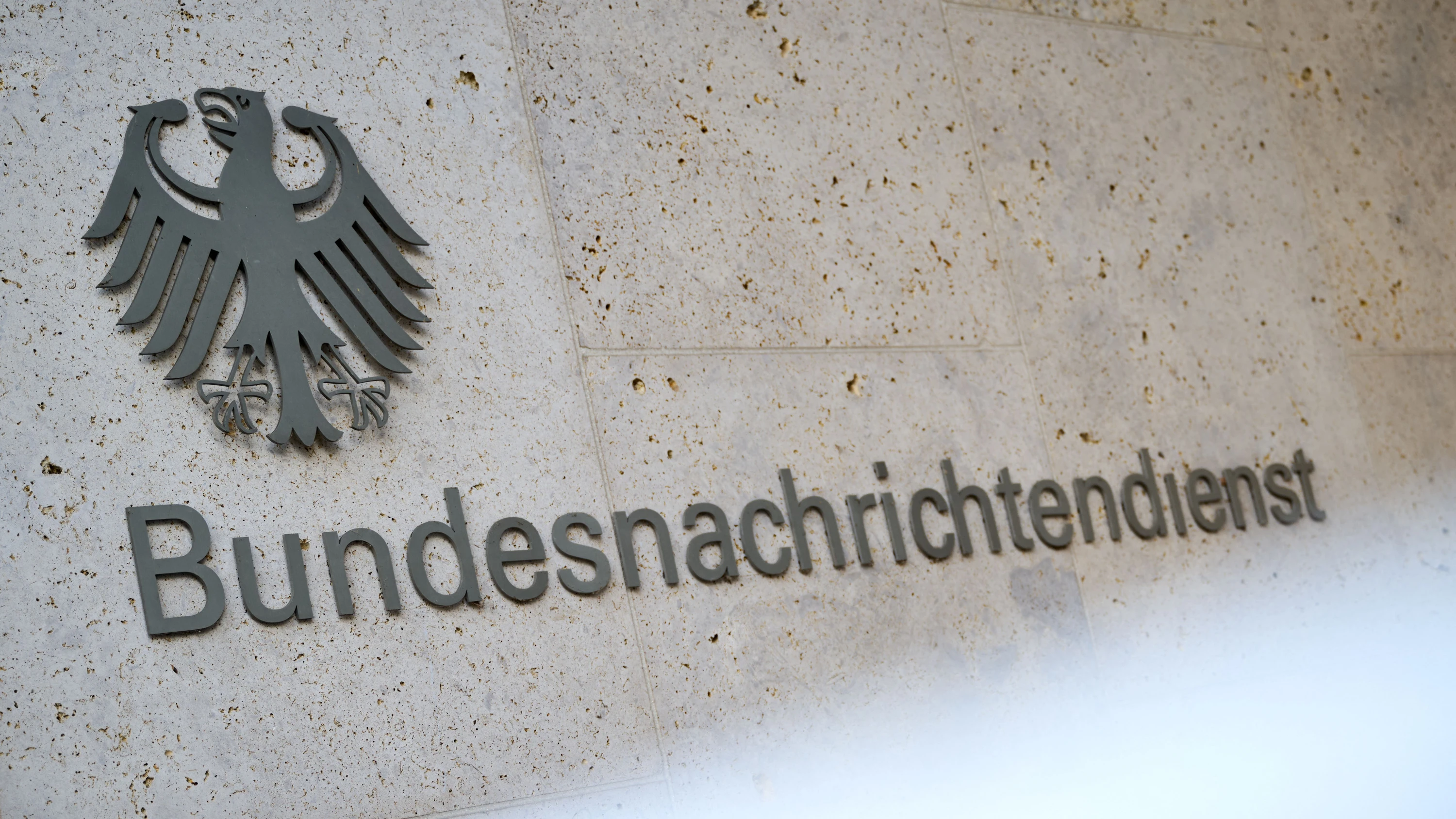 Rhein-Main-Feierabendbriefing: „Causa Hanning“: Hessen diskutiert über strengere Sicherheitsprüfungen